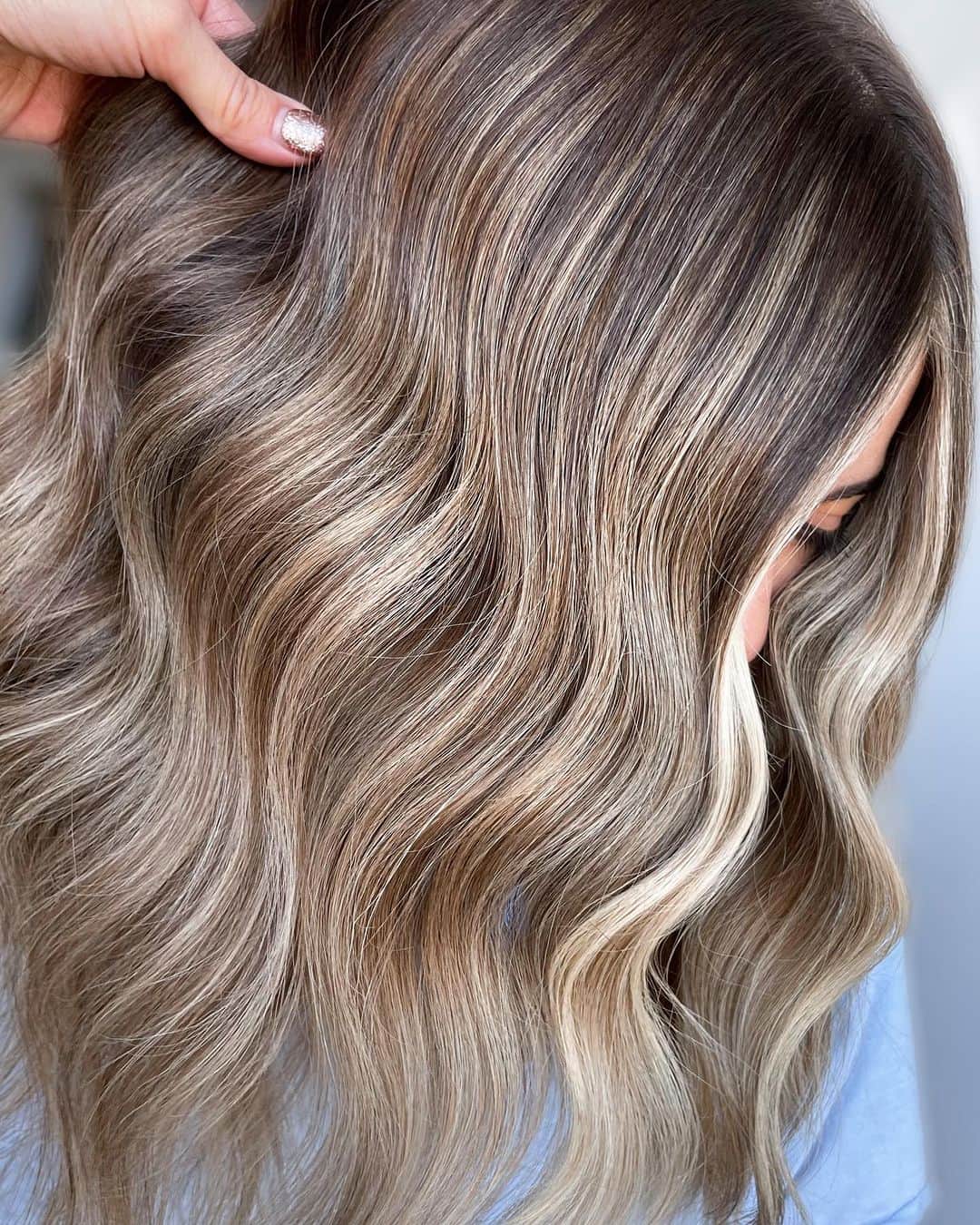 Moroccanoilのインスタグラム：「Seasonal color updates: not just for the brunettes. Love this cozy bronde shade from @hairbyheatherhinton! #MoroccanoilColor  Pro tip: Maintain your blonde at home with Blonde Perfecting Purple Shampoo & Conditioner!」