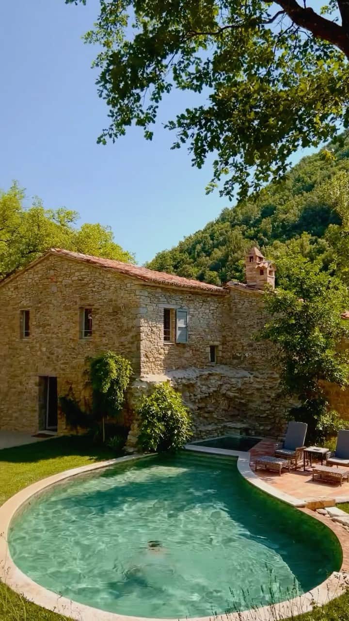 BEAUTIFUL HOTELSのインスタグラム：「@enrico_costantini discovers the enchanting Tenuta di Murlo in Umbria, Italy! 🇮🇹 Each villa, with its private garden and pool, invites you to indulge in breathtaking views of the Umbrian countryside. 🌳 Nestled in thousands of hectares of ancient forests and olive groves, this retreat is a sanctuary of tranquility. 🌿   Would you savor the quiet moments in your private garden or take in the Umbrian panorama from your refreshing pool? ✨  📽 @enrico_costantini 📍 @tenutadimurlo, Umbria, Italy 🎶 James Quinn - In The Artist’s Garden」