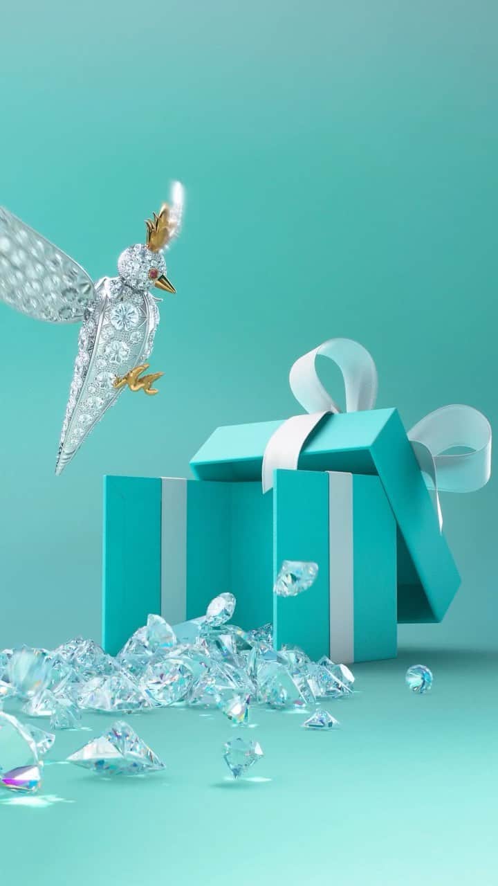 ティファニーのインスタグラム：「The best holiday gifts are the ones that come out of the blue. Link in bio. #ATiffanyHoliday #TiffanyAndCo」
