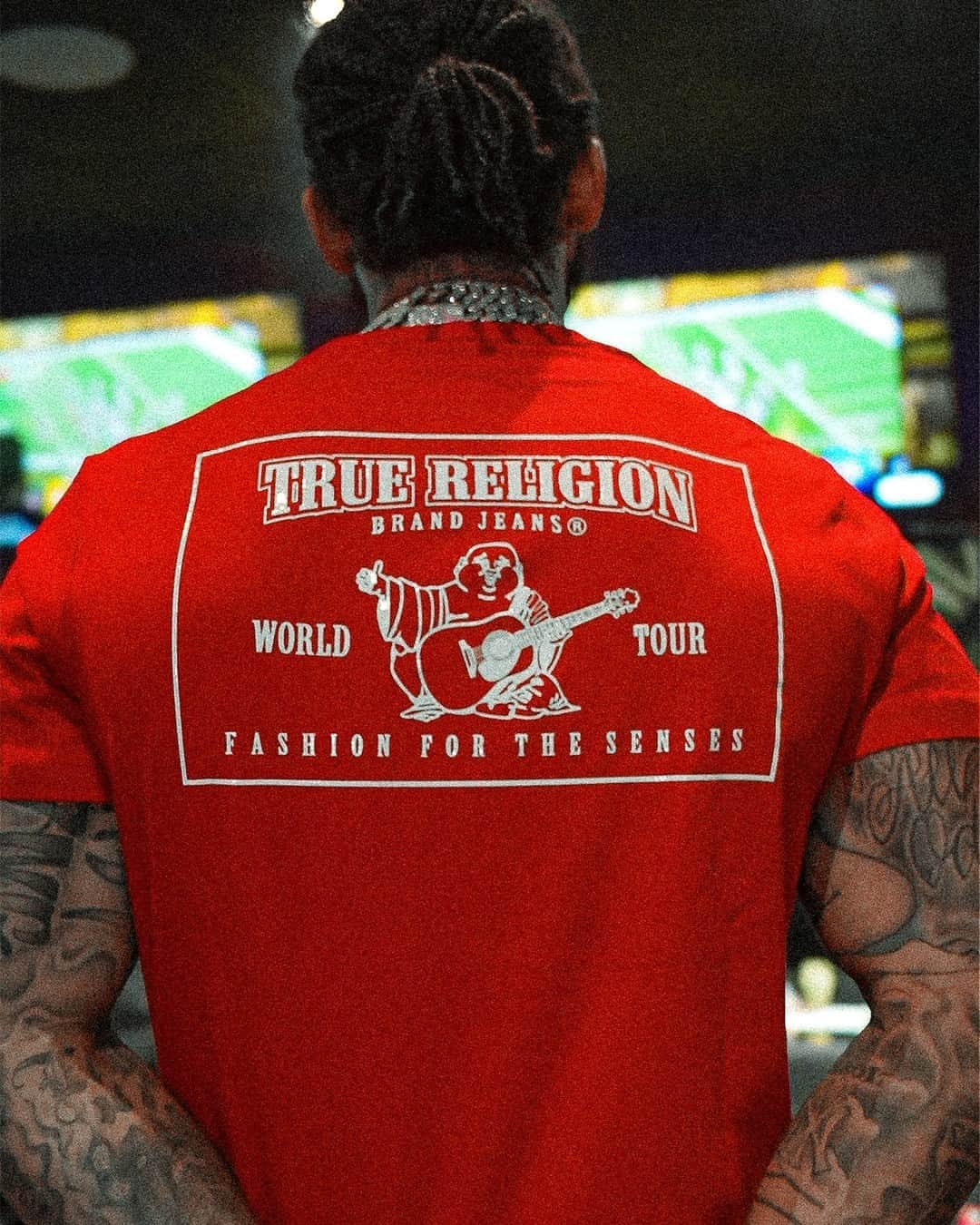 トゥルーレリジョンのインスタグラム：「"True Religion has been a staple in NYC for as long as I can remember. It’s a blessing being a part of the True Fam and honoring their legacy." @daveeast  [link in bio to shop & read the story]  #TrueStyleIsAGift #MYRLGN  📸: @allhailcr6」