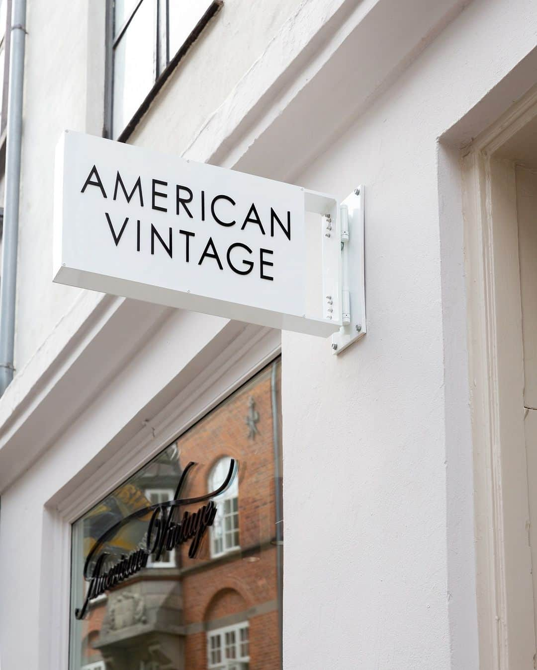 アメリカンビンテージさんのインスタグラム写真 - (アメリカンビンテージInstagram)「Time for a tour of our 100% Men's store in Copenhagen 🇩🇰 Come say hi and have a chat with our super cool team: 📍 Pilestræde 35A, 1112 København  📸 @nana_ha  Happy Saturday everyone 🙂  #americanvintage #americanvintagemen #amvstore #retailnews #copenhagen #fashioncopenhagen」11月19日 2時00分 - americanvintage_officiel