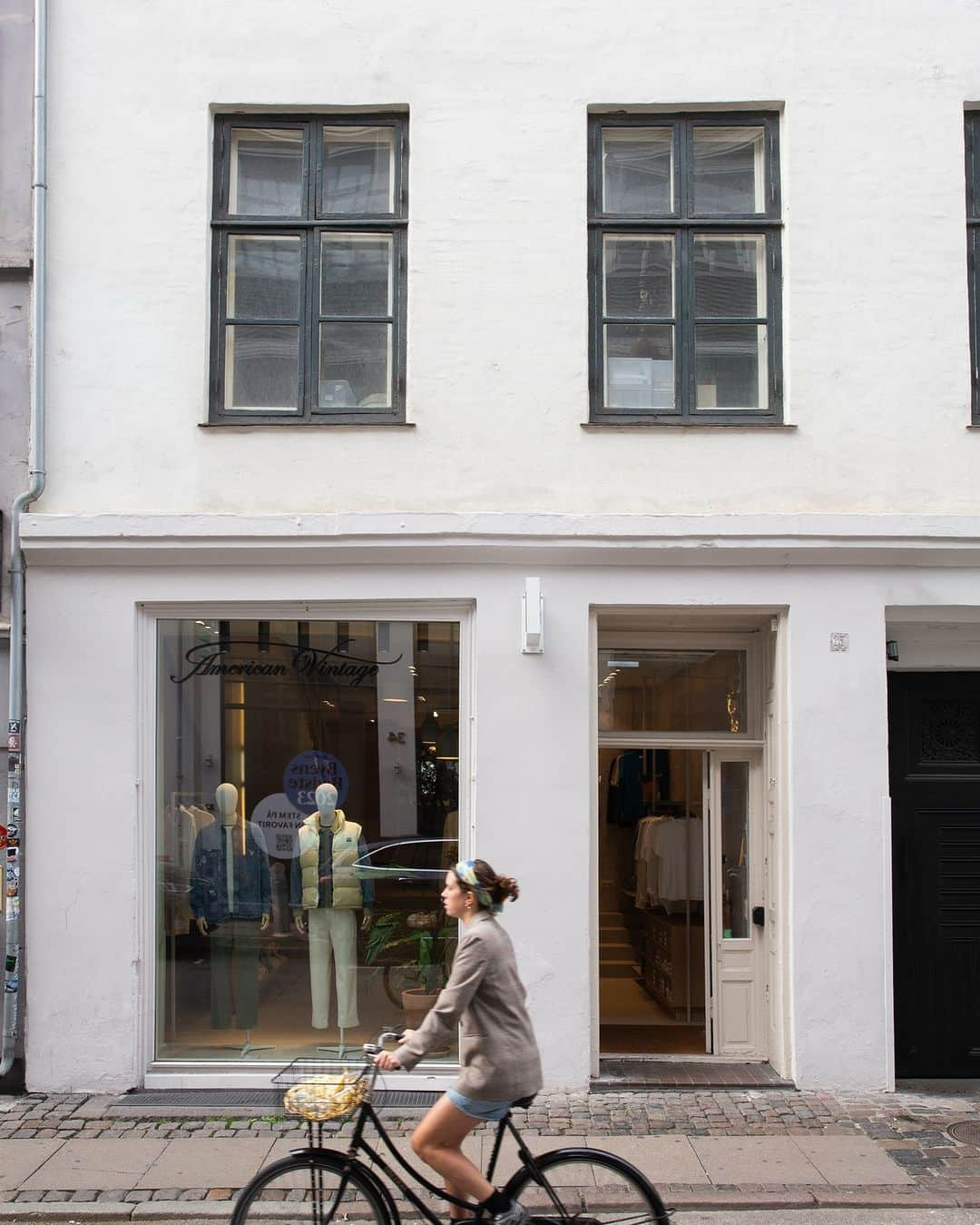 アメリカンビンテージさんのインスタグラム写真 - (アメリカンビンテージInstagram)「Time for a tour of our 100% Men's store in Copenhagen 🇩🇰 Come say hi and have a chat with our super cool team: 📍 Pilestræde 35A, 1112 København  📸 @nana_ha  Happy Saturday everyone 🙂  #americanvintage #americanvintagemen #amvstore #retailnews #copenhagen #fashioncopenhagen」11月19日 2時00分 - americanvintage_officiel