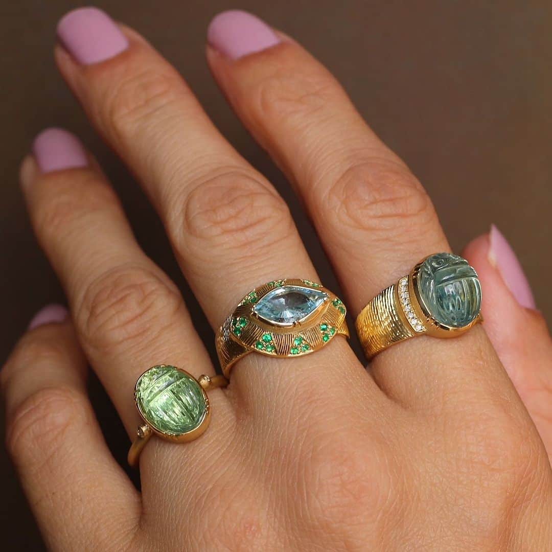 のインスタグラム：「Feeling Beauty, Protection, and Strength with one of a kind Talisman Gemstone Carved and Engraved Rings 💎💙💚💫 #handforgedgold #handengraved #uniquegemstones #onlyone」