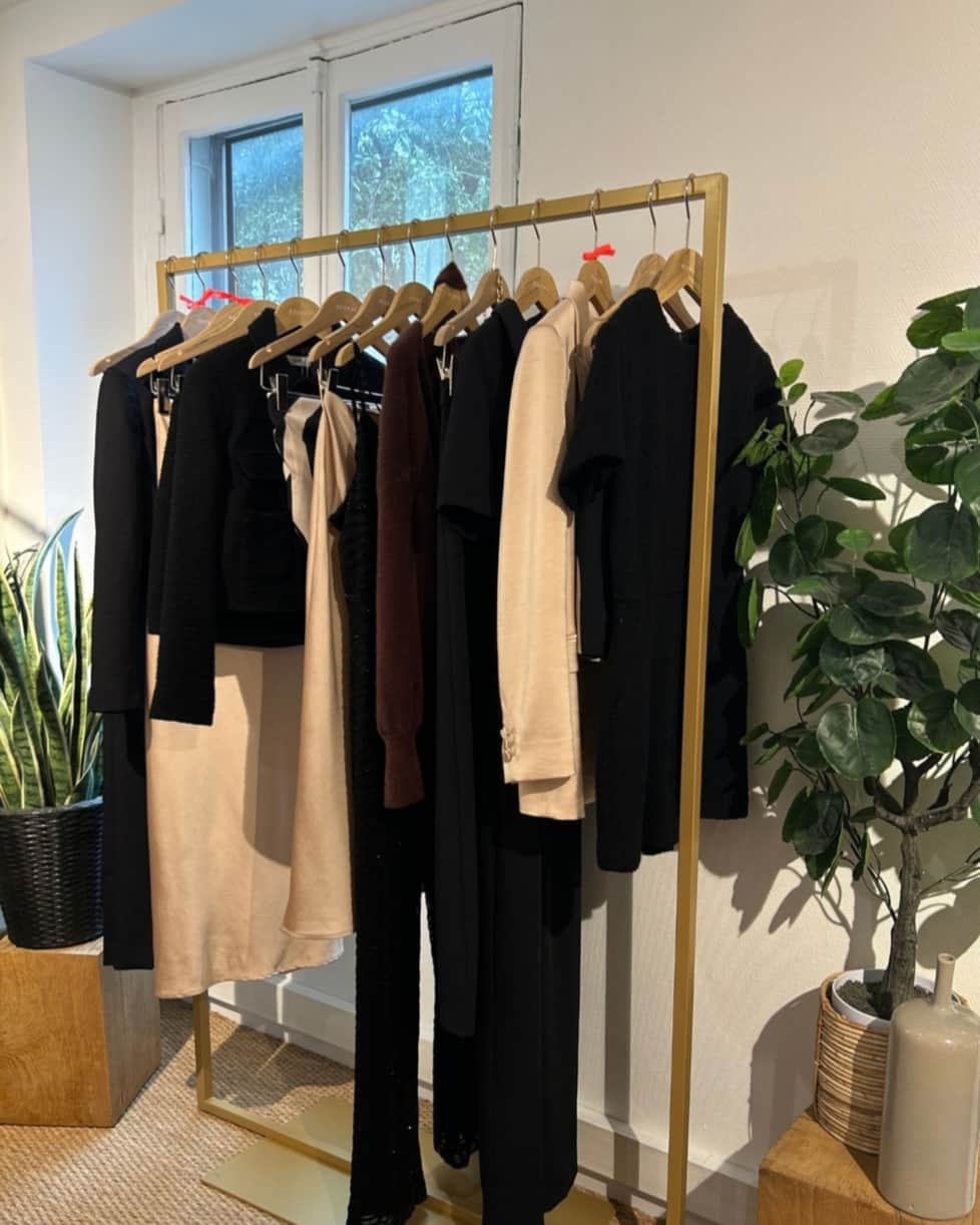 のインスタグラム：「Retrouvez les nouvelles pièces de notre dernière collection en ligne et en boutique 🤎⁣ - Find new pieces from our latest collection online and in store 🤎  #kookai #fashion #FW23#kookaistyle #ootd #outfitinspiration #outfitideas #outfitoftheday #newcollection」