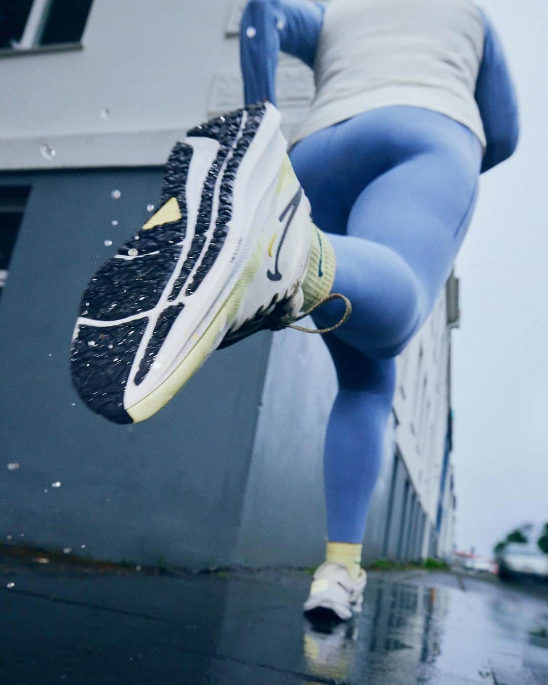 NIKEさんのインスタグラム写真 - (NIKEInstagram)「Don’t let wet conditions stop your run. ☔  Springy, insulated and water-repellent, the Peg Shield helps maintain your motivation when the weather isn’t ideal.  Tap to shop.」11月19日 2時03分 - nike