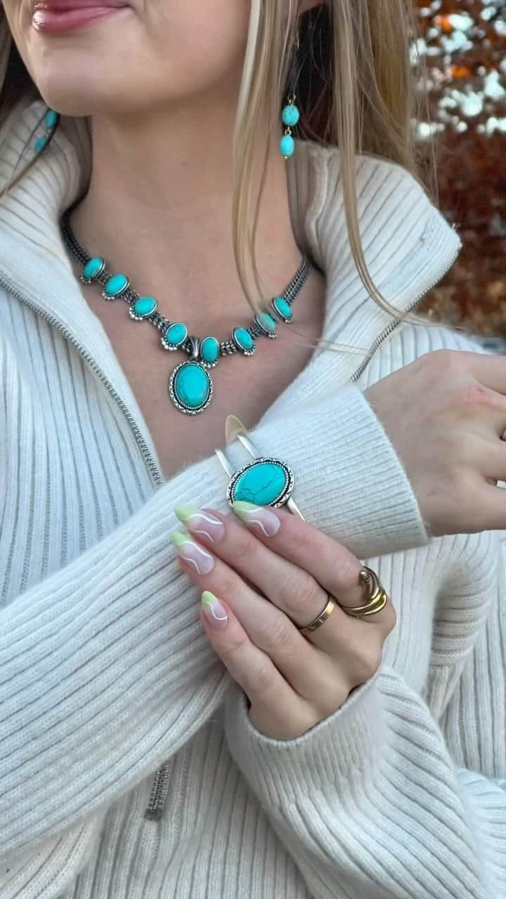 アレックスアンドアニのインスタグラム：「my favorite fall look ft @alexandani 🩵  even though i wish fall could last forever at least these meaningful new jewelry pieces will <3  dress, purse and boots are thrifted. beautiful turquoise necklace & bracelet from alex and ani.  #alexandani #alexandanipartner」