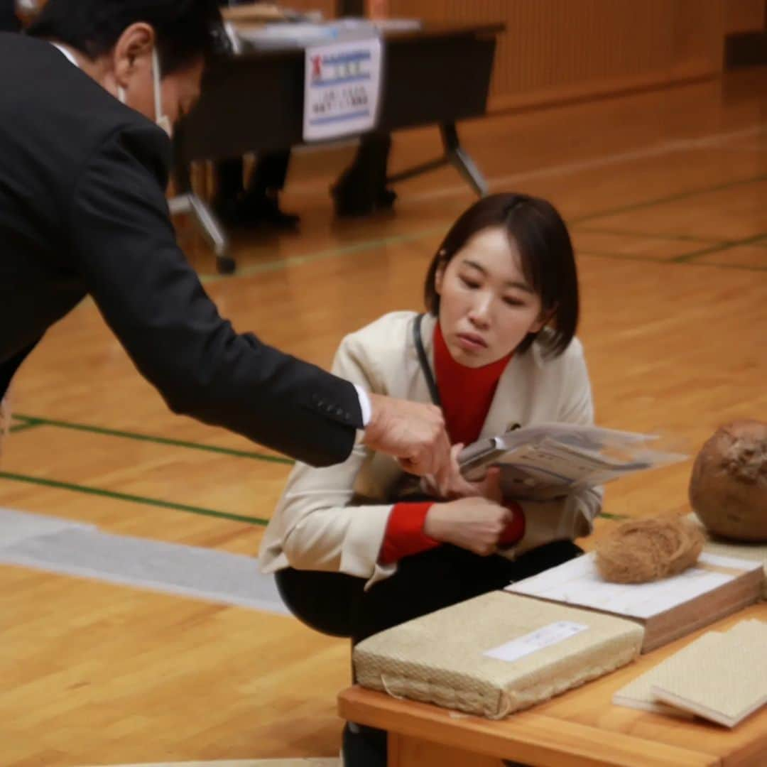 水野友貴のインスタグラム：「けやきプラザで開催された千葉県福祉機器展へ行ってきました。 ここまで介護分野のAIが進んでいるとは、、、。様々なご説明を聞き、驚きました。 若い方もこのようなシステムがある職場環境への就職を希望されるとのこと。 また、認知症の方にとって、わかりにくいマークや危険箇所を学ぶこともでき、今後、行政に提案する際ににとても役立ちそうです！  お昼はネオニコチノイド系の農薬を使っていないおにぎり🍙を食べました。 安心・安全が担保されたおにぎり。 美味しかったー‼️ 我孫子市議選最終日、やっぱりおにぎりで乗り切った‼️  #けやきプラザ #千葉県福祉機器展 #介護 #認知症 #おにぎり #ネオニコチノイド系農薬不使用  #千葉県議会議員 #水野ゆうき #我孫子 #我孫子市 #我孫子市議会 #我孫子市議選」