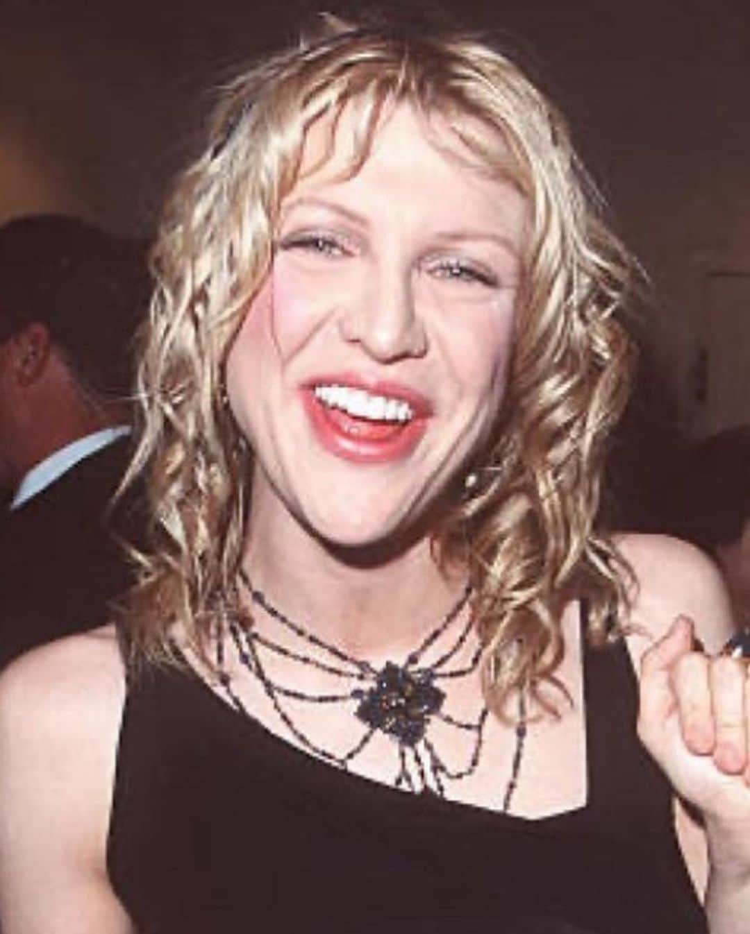 のインスタグラム：「Courtney love in Erickson Beamon So many magical moments wearing @ericksonbeamon」