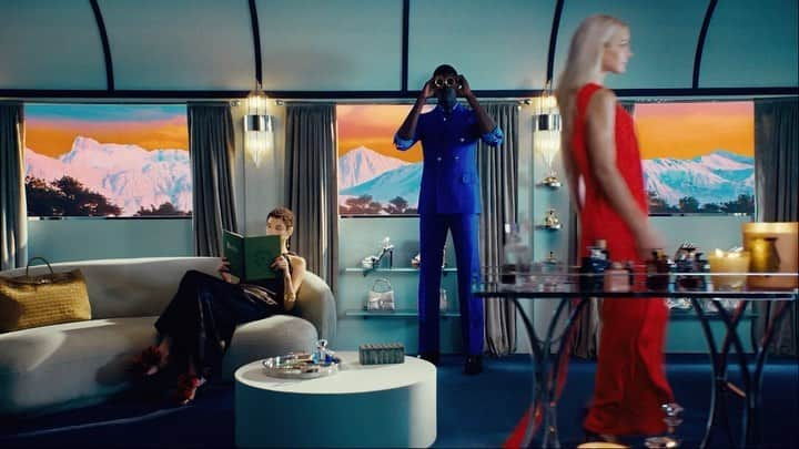 ダニエル・ポランコのインスタグラム：「@neimanmarcus   On a special train journey with Neiman Marcus - Holiday 2023  Director: @scandebergs @clmagency Chief Brand Officer Neiman Marcus: @nabilaliffi Art Direction: @image__worldwide @nicburdekin @lucas_lefler  DP: @julian_cyrus_kapadia Gaffer: Eric Hora Key Grip: Alex Engel Styling: @olaoluebiti @streetersagency Set Design : @nicholasdesjardins @streetersagency Talent: @jessicastamofficial @pacodioufff @iamkerolyn @matthewbell93 Casting : @legainsbourg Hair: @edwardlampley Makeup: @emikaneko Manicure: @honeynailz Movement Direction: @dannip18  Edit and Grading: @wildislandfilms  CGI: @oscu Score: @hidden.mountain  special thanks: @felix_tw 🫶 Neiman Marcus Team:  Director, Creative Art & Styling: @timflannery Brand Creative Operations: @ericamouzou3 Senior Producer: @alexandraannesanchez   Hen’s Tooth Production:  @henstoothproductions @mpacetx @ericjjacobson @double_n_tondre @annainglis @lilyyzangari CLM: @heatherarobbins @kirbycalvin @marygoughnour 🚂✨」