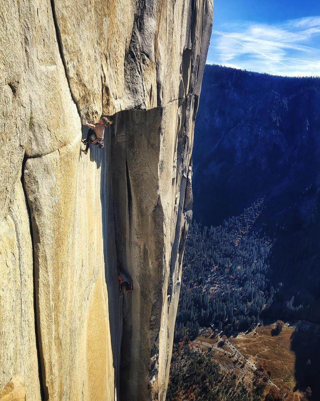 バーバラ・ザンガールのインスタグラム：「„Roof pitch“-> definitely one of the ⭐️⭐️⭐️⭐️⭐️ pitches on El Corazon! Thanks to @miskaizakovicova for that phone shot📸🎉  @blackdiamond @lasportivagram @corosglobal @vibram @frictionlabs @powerbar」