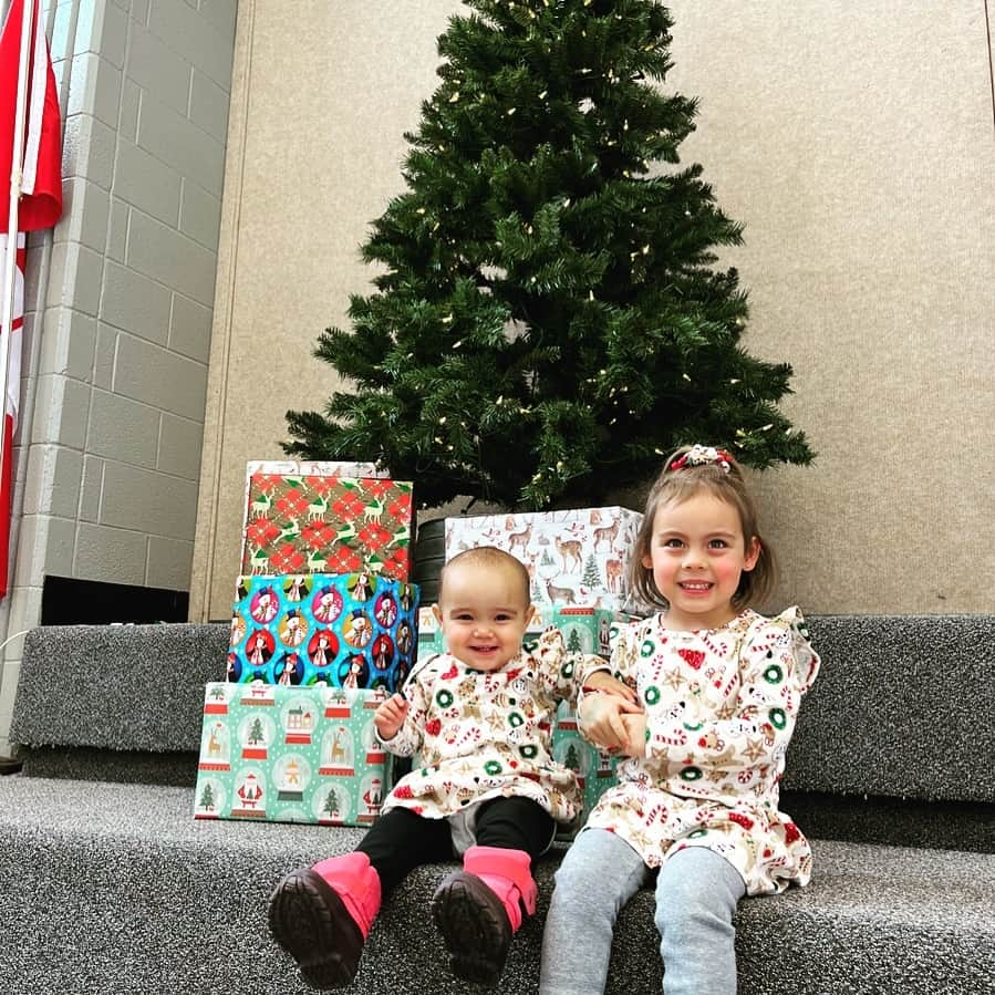 メーガン・デュアメルさんのインスタグラム写真 - (メーガン・デュアメルInstagram)「Christmas season 🎄   We visited some local Christmas markets today! 🎅   Matching dresses from @gymboree 🥰  @branthillsps #christmasbazaar #christmasmarket #burlington #burlingtonmoms」11月19日 2時19分 - meaganduhamel