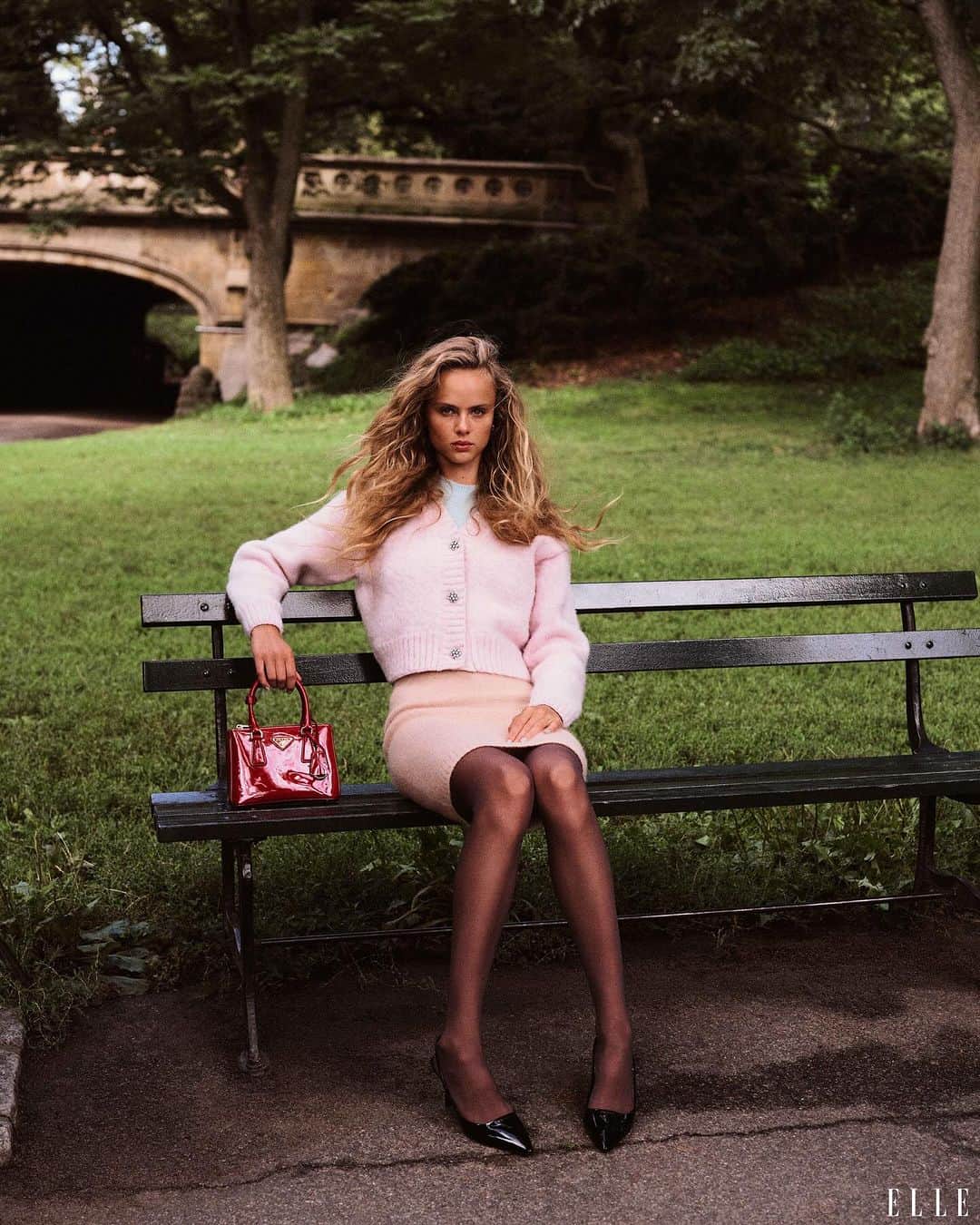 ELLE Magazineのインスタグラム：「Slip away for a stolen afternoon in the park. Swipe to see photos from ELLE's November issue. ❤️  ELLE: @elleusa Editor-in-chief: Nina Garcia @ninagarcia Photographer: Zoey Grossman @zoeygrossman Stylist: Alex White @alexwhiteedits Hair: Lucas Wilson for Oribe @lucas.a.wilson @oribe  Makeup: Janessa Paré for Chantecaille @janessapare @chantecaille  Manicure: Maki Sakamoto at The Wall Group @makinaill @thewallgroup  Model: Olivia Vinten at DNA Model Management @oliviavinten @dnamodels  Set Design: Abby Walton at LaLaLand Artists @babywalton @lalalandartists  Production: Day International @dayinternational」