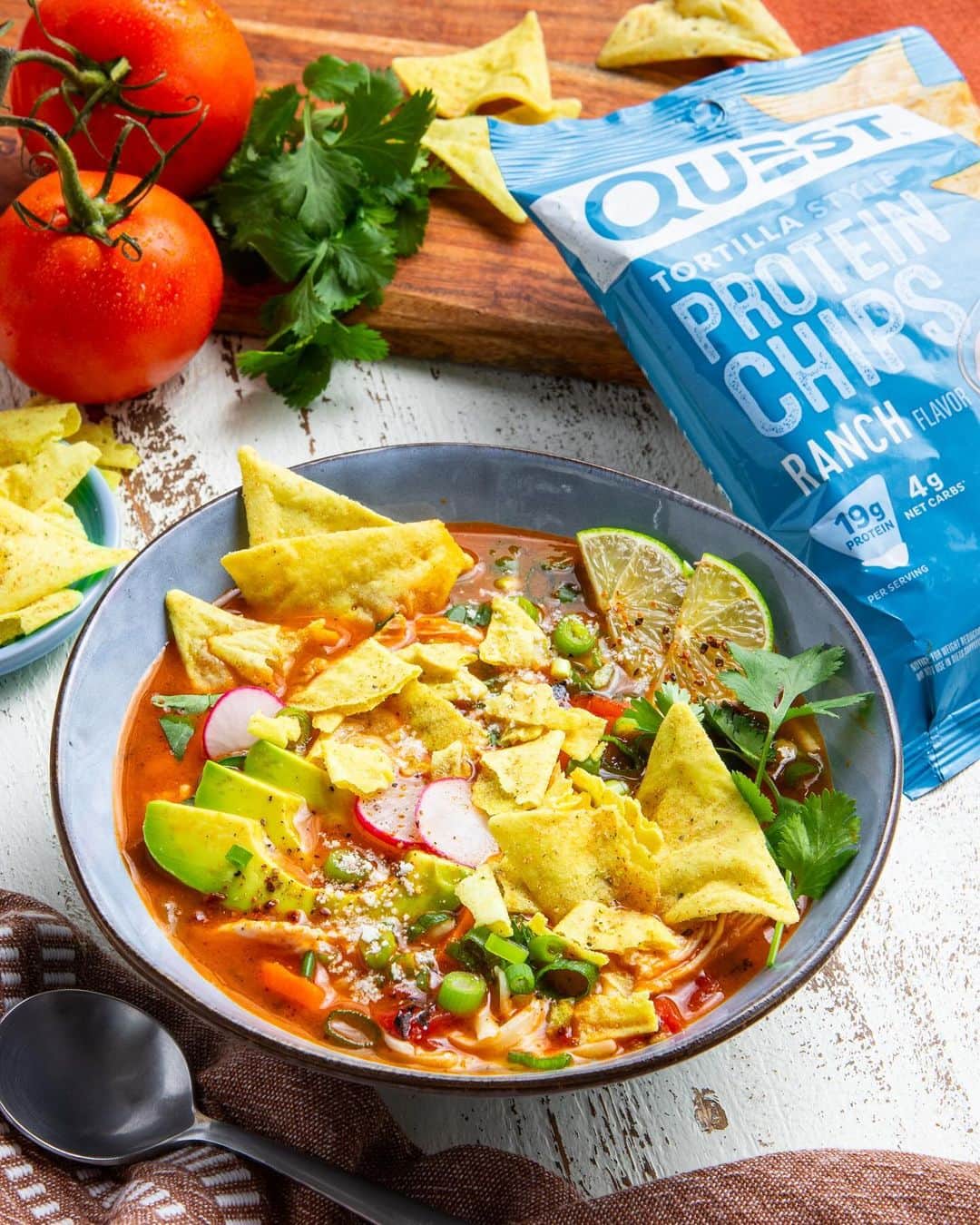 questnutritionのインスタグラム：「Questified Tortilla Soup using #QuestChips! 💪🍲😋 • 👉 GET FULL RECIPE ➡️ LINK (tap.bio) IN BIO (swipe left from 1st card to 2nd card) 👈 • Per serving: 31g protein, 20g carb, 16g fat. (13g net carbs) #OnaQuest #QuestNutrition」