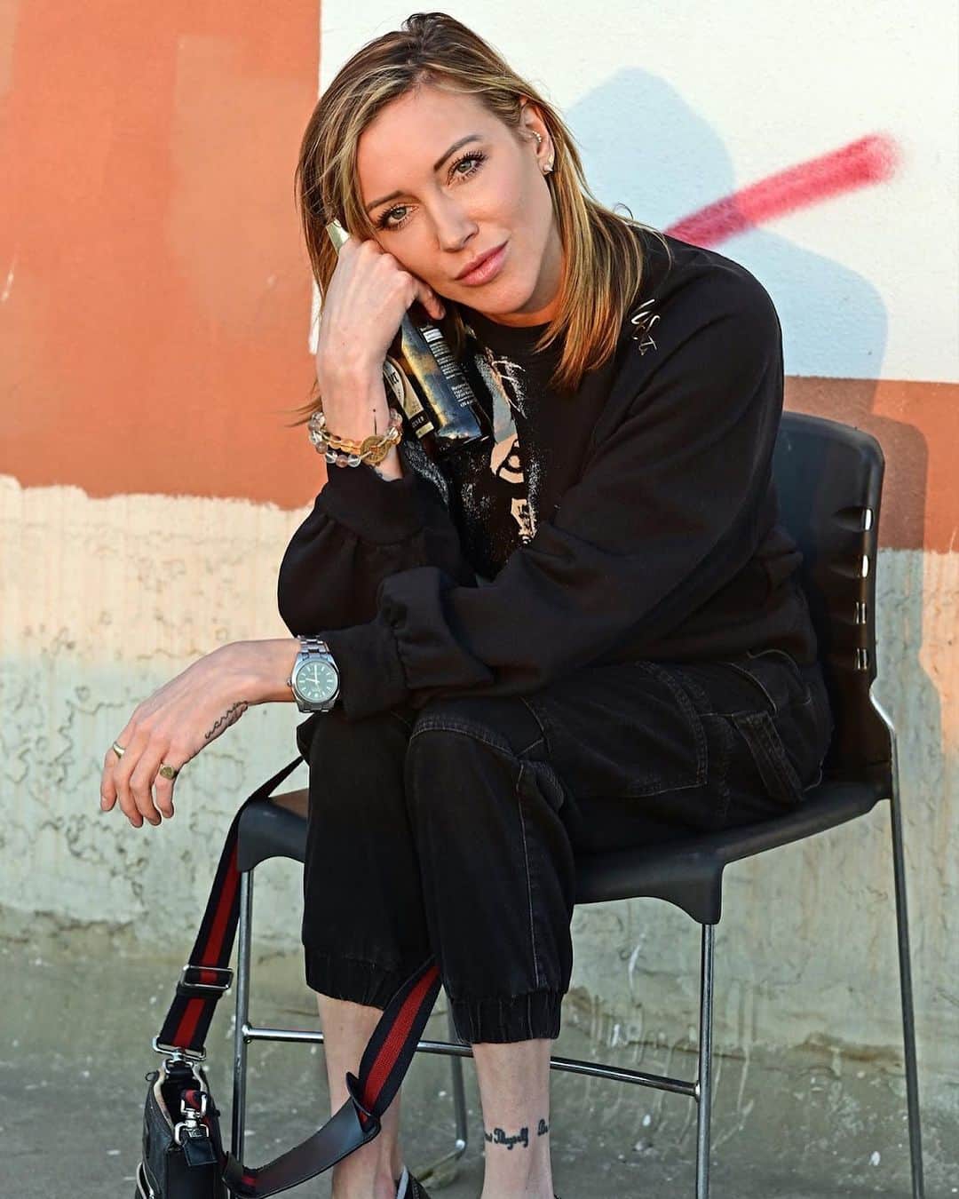 ケイティ・キャシディのインスタグラム：「Sometimes you just gotta take a load off! Wearing @allsaints 🖤」