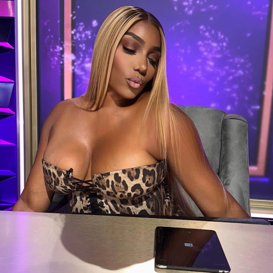 ネネ・リークスさんのインスタグラム写真 - (ネネ・リークスInstagram)「SWIPE: Brown Sugga Babe💋  Catch me on the new season of Celebrity Squares Monday’s at 11pm on @vh1 Glam @2gifted.hands slam dunked this look」11月19日 2時25分 - neneleakes