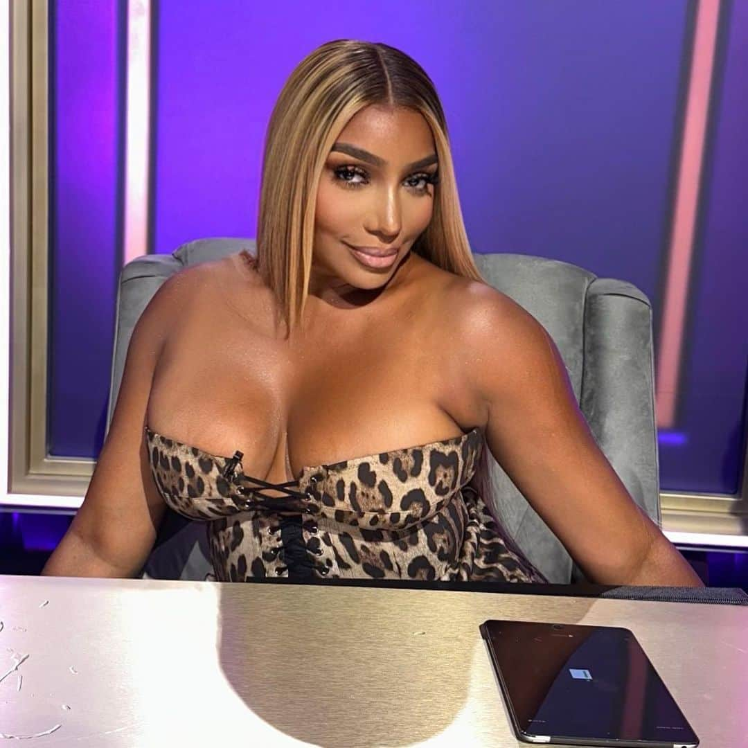 ネネ・リークスさんのインスタグラム写真 - (ネネ・リークスInstagram)「SWIPE: Brown Sugga Babe💋  Catch me on the new season of Celebrity Squares Monday’s at 11pm on @vh1 Glam @2gifted.hands slam dunked this look」11月19日 2時25分 - neneleakes