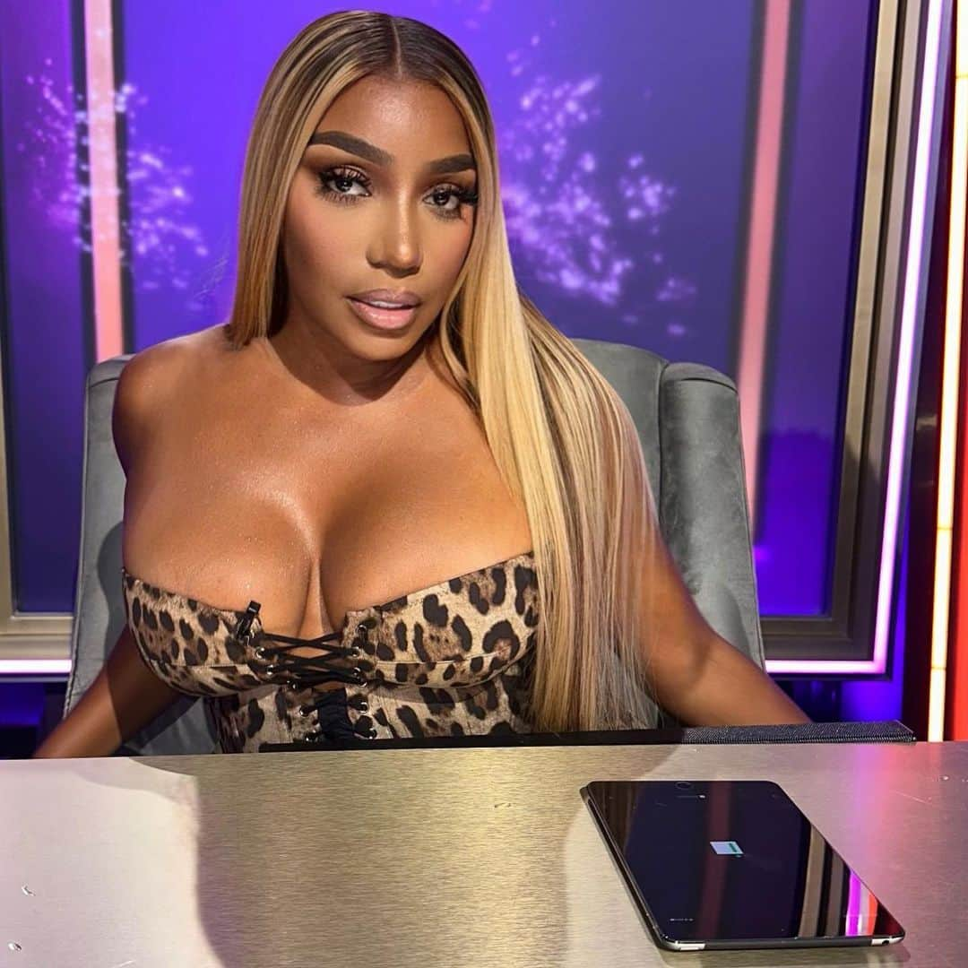 ネネ・リークスのインスタグラム：「SWIPE: Brown Sugga Babe💋  Catch me on the new season of Celebrity Squares Monday’s at 11pm on @vh1 Glam @2gifted.hands slam dunked this look」