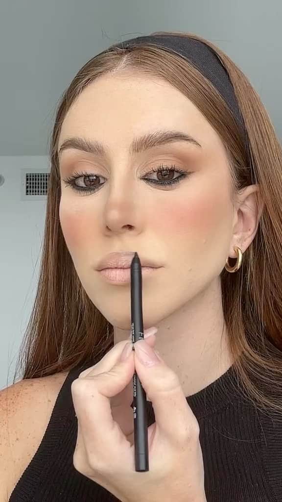 Huda Kattanのインスタグラム：「She’s so gorgeous @marimaria #prettygrunge #hudabeauty」