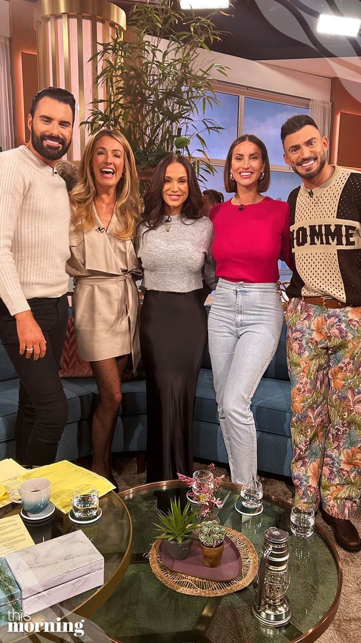 ヴィッキー・パティソンのインスタグラム：「Former #ImACeleb campmates @jakequickenden, @vickypattison and @fernemccann share some words of wisdom for @josiegibson85 ahead of her jungle debut… let’s hope she doesn’t end up on dunny duty! 💩  #ThisMorning」