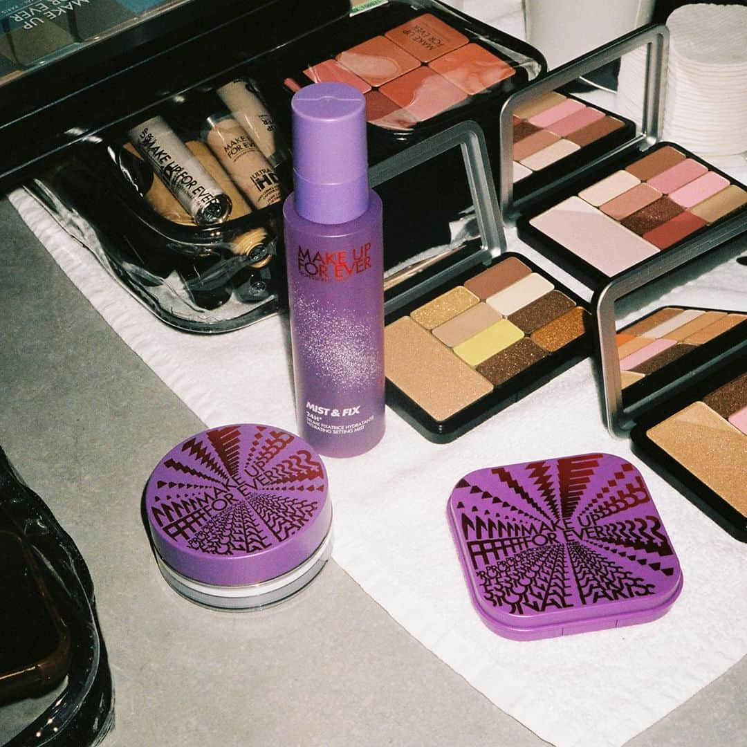 MAKE UP FOR EVER OFFICIALのインスタグラム：「THE VIBRANT COLLECTION Our 2023 Holiday Collection features our For Ever favorites: #ULTRAHD Loose Powder, #ULTRAHD Pressed Powder and the powerful Mist & Fix in a hypnotic red & purple packaging.   Photo by @justineloffredo  #MAKEUPFOREVERHOLIDAYS #MAKEUPFOREVER」