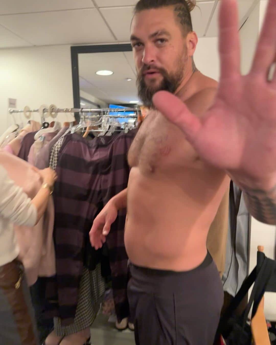 のインスタグラム：「Go to https://www.dahui.com and get these pants the proceeds will go to Maui. We've raised $19,000 so far - let's keep it going. aloha j.  Link in bio of @dahuiofficial  And go to @soill」