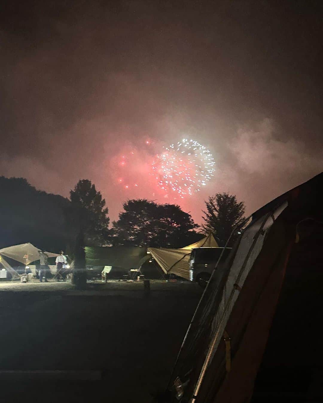 高野桃子さんのインスタグラム写真 - (高野桃子Instagram)「好きな遊び🏕🔥 汗流しながらみんなでテント立てて、美味しい食材をシンプルな味付けで外で食べて、美味しい空気吸って、キャッチボールして、綺麗な空見上げて、キャンプファイヤーをぼーっと見つめて、虫の声聞きながら寝て、、、⛺️キャンプ最高  今年7月にopenしたばかりのこの那須塩原のロガーズオートキャンプ場は、夜近隣の牧場の花火も見られちゃう！わんちゃん🐶もOKだよ！ 私は1日くらいお風呂入らずボディーシートでいい派だけど女性にもうれしいシャワールーム🚿やドレッサーも完備！綺麗なトイレももちろん◎  オーナーの池田さんもとても気さくで栃木に素敵なキャンプ場ができてうれしいです！ @loggers.auto.camp   #ロガーズオートキャンプ那須高原  #キャンプ #camp #camplife #キャンプ場 #キャンプ場紹介 #キャンプ場情報 #那須キャンプ #那須キャンプ場 #ファミリーキャンプ場 #PR」11月19日 2時34分 - takano_sd
