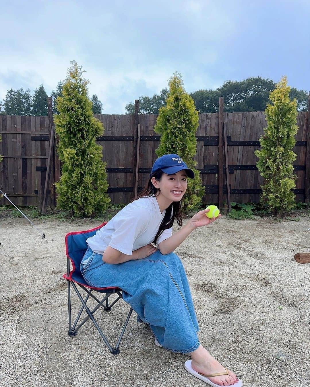 高野桃子さんのインスタグラム写真 - (高野桃子Instagram)「好きな遊び🏕🔥 汗流しながらみんなでテント立てて、美味しい食材をシンプルな味付けで外で食べて、美味しい空気吸って、キャッチボールして、綺麗な空見上げて、キャンプファイヤーをぼーっと見つめて、虫の声聞きながら寝て、、、⛺️キャンプ最高  今年7月にopenしたばかりのこの那須塩原のロガーズオートキャンプ場は、夜近隣の牧場の花火も見られちゃう！わんちゃん🐶もOKだよ！ 私は1日くらいお風呂入らずボディーシートでいい派だけど女性にもうれしいシャワールーム🚿やドレッサーも完備！綺麗なトイレももちろん◎  オーナーの池田さんもとても気さくで栃木に素敵なキャンプ場ができてうれしいです！ @loggers.auto.camp   #ロガーズオートキャンプ那須高原  #キャンプ #camp #camplife #キャンプ場 #キャンプ場紹介 #キャンプ場情報 #那須キャンプ #那須キャンプ場 #ファミリーキャンプ場 #PR」11月19日 2時34分 - takano_sd