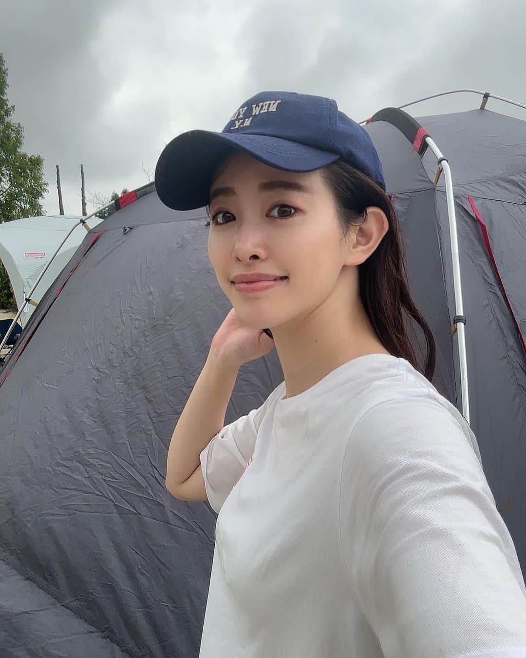 高野桃子さんのインスタグラム写真 - (高野桃子Instagram)「好きな遊び🏕🔥 汗流しながらみんなでテント立てて、美味しい食材をシンプルな味付けで外で食べて、美味しい空気吸って、キャッチボールして、綺麗な空見上げて、キャンプファイヤーをぼーっと見つめて、虫の声聞きながら寝て、、、⛺️キャンプ最高  今年7月にopenしたばかりのこの那須塩原のロガーズオートキャンプ場は、夜近隣の牧場の花火も見られちゃう！わんちゃん🐶もOKだよ！ 私は1日くらいお風呂入らずボディーシートでいい派だけど女性にもうれしいシャワールーム🚿やドレッサーも完備！綺麗なトイレももちろん◎  オーナーの池田さんもとても気さくで栃木に素敵なキャンプ場ができてうれしいです！ @loggers.auto.camp   #ロガーズオートキャンプ那須高原  #キャンプ #camp #camplife #キャンプ場 #キャンプ場紹介 #キャンプ場情報 #那須キャンプ #那須キャンプ場 #ファミリーキャンプ場 #PR」11月19日 2時34分 - takano_sd