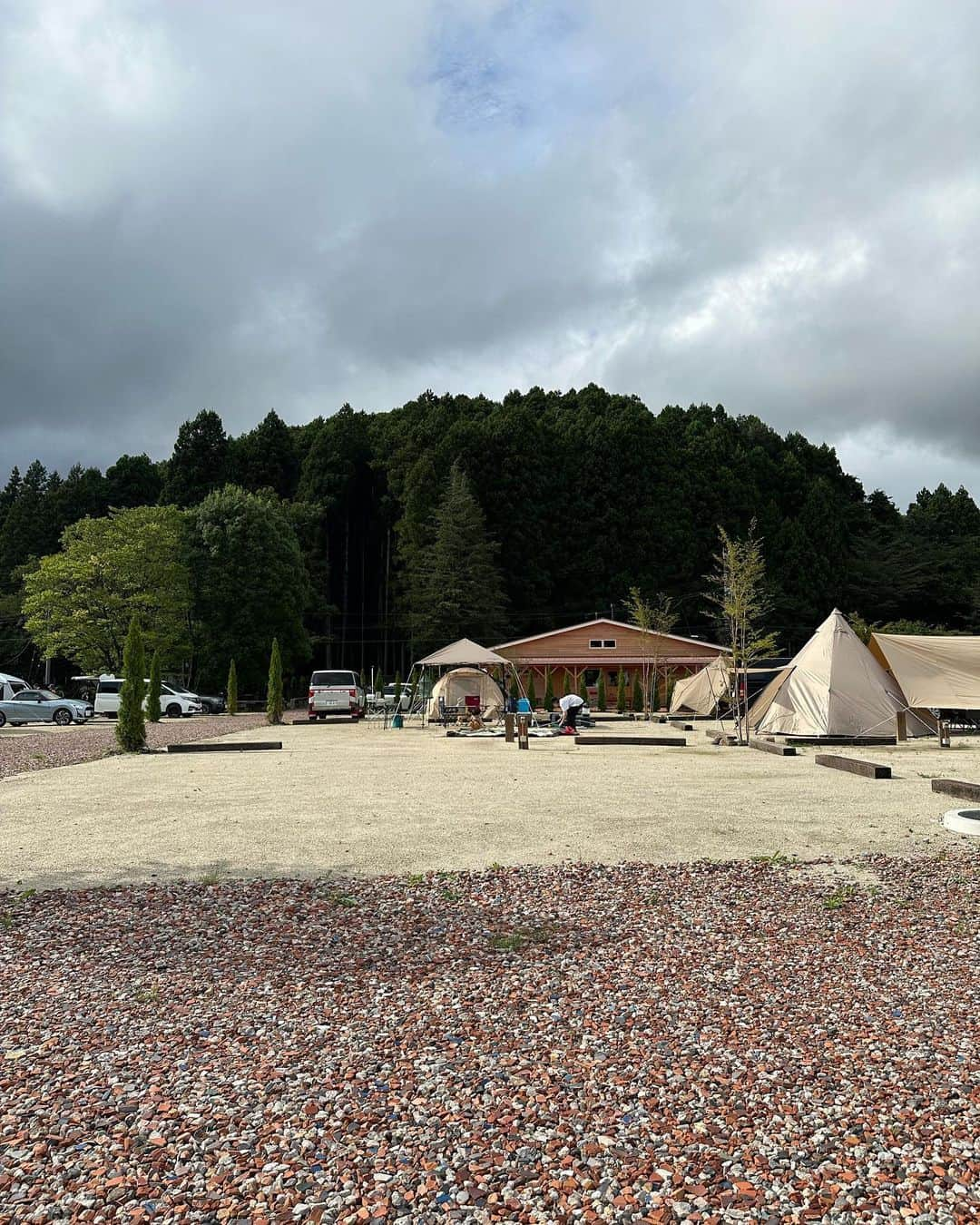 高野桃子さんのインスタグラム写真 - (高野桃子Instagram)「好きな遊び🏕🔥 汗流しながらみんなでテント立てて、美味しい食材をシンプルな味付けで外で食べて、美味しい空気吸って、キャッチボールして、綺麗な空見上げて、キャンプファイヤーをぼーっと見つめて、虫の声聞きながら寝て、、、⛺️キャンプ最高  今年7月にopenしたばかりのこの那須塩原のロガーズオートキャンプ場は、夜近隣の牧場の花火も見られちゃう！わんちゃん🐶もOKだよ！ 私は1日くらいお風呂入らずボディーシートでいい派だけど女性にもうれしいシャワールーム🚿やドレッサーも完備！綺麗なトイレももちろん◎  オーナーの池田さんもとても気さくで栃木に素敵なキャンプ場ができてうれしいです！ @loggers.auto.camp   #ロガーズオートキャンプ那須高原  #キャンプ #camp #camplife #キャンプ場 #キャンプ場紹介 #キャンプ場情報 #那須キャンプ #那須キャンプ場 #ファミリーキャンプ場 #PR」11月19日 2時34分 - takano_sd