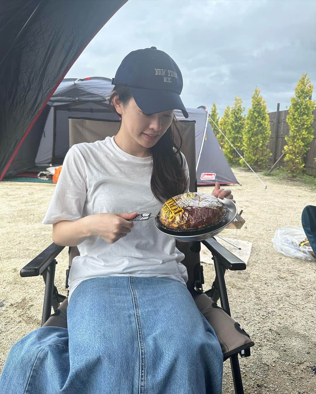 高野桃子さんのインスタグラム写真 - (高野桃子Instagram)「好きな遊び🏕🔥 汗流しながらみんなでテント立てて、美味しい食材をシンプルな味付けで外で食べて、美味しい空気吸って、キャッチボールして、綺麗な空見上げて、キャンプファイヤーをぼーっと見つめて、虫の声聞きながら寝て、、、⛺️キャンプ最高  今年7月にopenしたばかりのこの那須塩原のロガーズオートキャンプ場は、夜近隣の牧場の花火も見られちゃう！わんちゃん🐶もOKだよ！ 私は1日くらいお風呂入らずボディーシートでいい派だけど女性にもうれしいシャワールーム🚿やドレッサーも完備！綺麗なトイレももちろん◎  オーナーの池田さんもとても気さくで栃木に素敵なキャンプ場ができてうれしいです！ @loggers.auto.camp   #ロガーズオートキャンプ那須高原  #キャンプ #camp #camplife #キャンプ場 #キャンプ場紹介 #キャンプ場情報 #那須キャンプ #那須キャンプ場 #ファミリーキャンプ場 #PR」11月19日 2時34分 - takano_sd