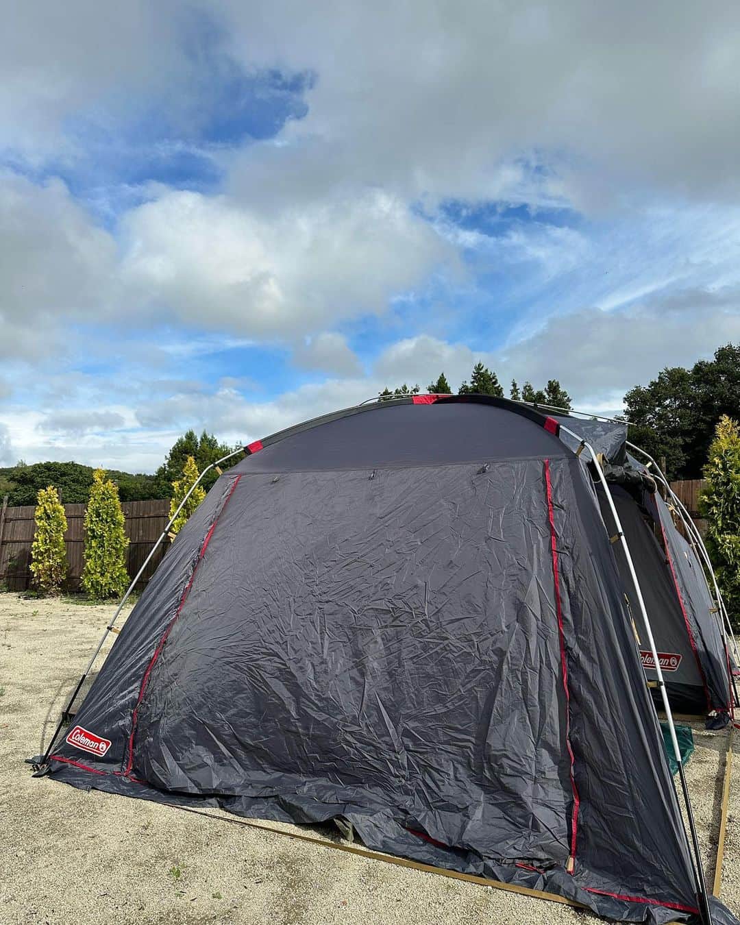 高野桃子さんのインスタグラム写真 - (高野桃子Instagram)「好きな遊び🏕🔥 汗流しながらみんなでテント立てて、美味しい食材をシンプルな味付けで外で食べて、美味しい空気吸って、キャッチボールして、綺麗な空見上げて、キャンプファイヤーをぼーっと見つめて、虫の声聞きながら寝て、、、⛺️キャンプ最高  今年7月にopenしたばかりのこの那須塩原のロガーズオートキャンプ場は、夜近隣の牧場の花火も見られちゃう！わんちゃん🐶もOKだよ！ 私は1日くらいお風呂入らずボディーシートでいい派だけど女性にもうれしいシャワールーム🚿やドレッサーも完備！綺麗なトイレももちろん◎  オーナーの池田さんもとても気さくで栃木に素敵なキャンプ場ができてうれしいです！ @loggers.auto.camp   #ロガーズオートキャンプ那須高原  #キャンプ #camp #camplife #キャンプ場 #キャンプ場紹介 #キャンプ場情報 #那須キャンプ #那須キャンプ場 #ファミリーキャンプ場 #PR」11月19日 2時34分 - takano_sd