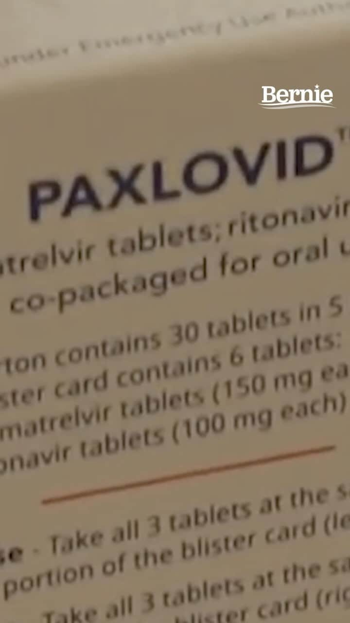 バーニー・サンダースのインスタグラム：「Corporate greed is Pfizer tripling the price of Paxlovid to $1,390 a dose and quadrupling the price of its COVID vaccine to $115 while it made over $31 billion in profits last year and gave its CEO $33 million in compensation. Unacceptable.」