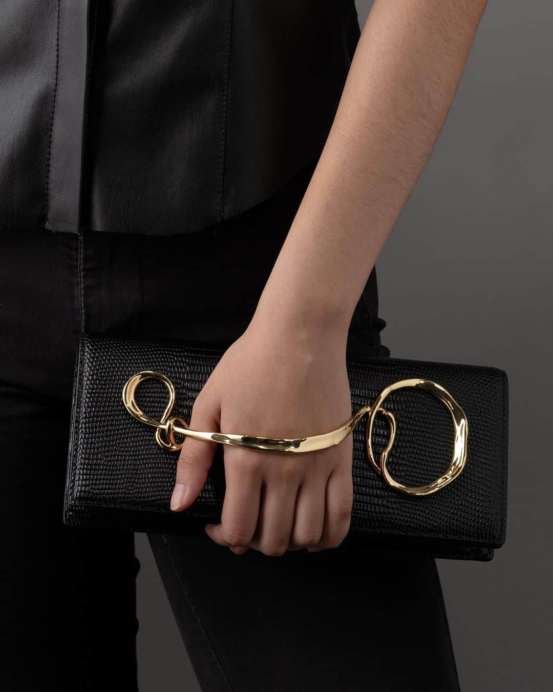 アレクシスビッターのインスタグラム：「Our Classic... Perfectly crafted, 14k gold plated hardware, hand slips in.. the Side Handle Clutch.」