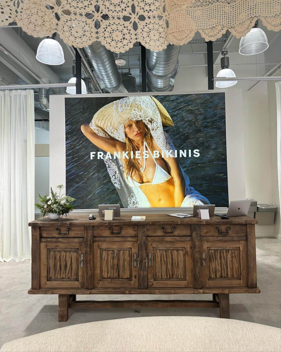 FRANKIES BIKINISのインスタグラム：「a little bit of malibu in miami 🏄‍♀️🩵 660 collins ave is now open」