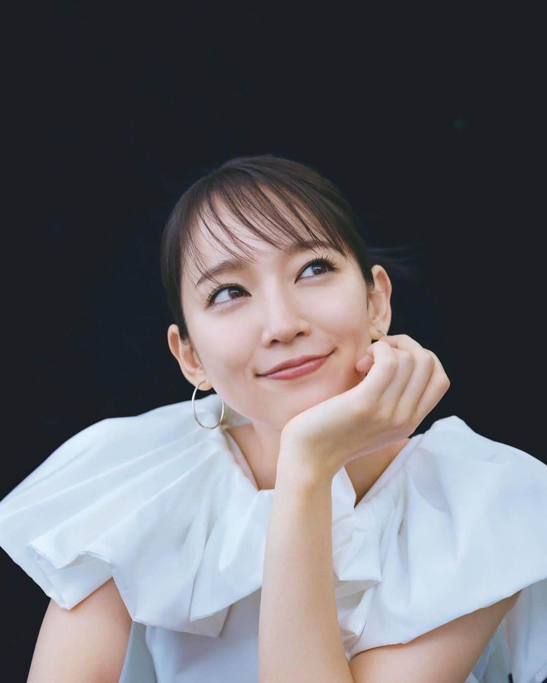 吉岡里帆のインスタグラム：「MAQUIA cover🥼🕊️🌬️  Xmasコフレの特集です! 今年のクリスマスは撮影入ったので人間ドック行けないかもです…どうしようかな 皆さんはどうやって過ごしてますか？🎄  @maquia.magazine」