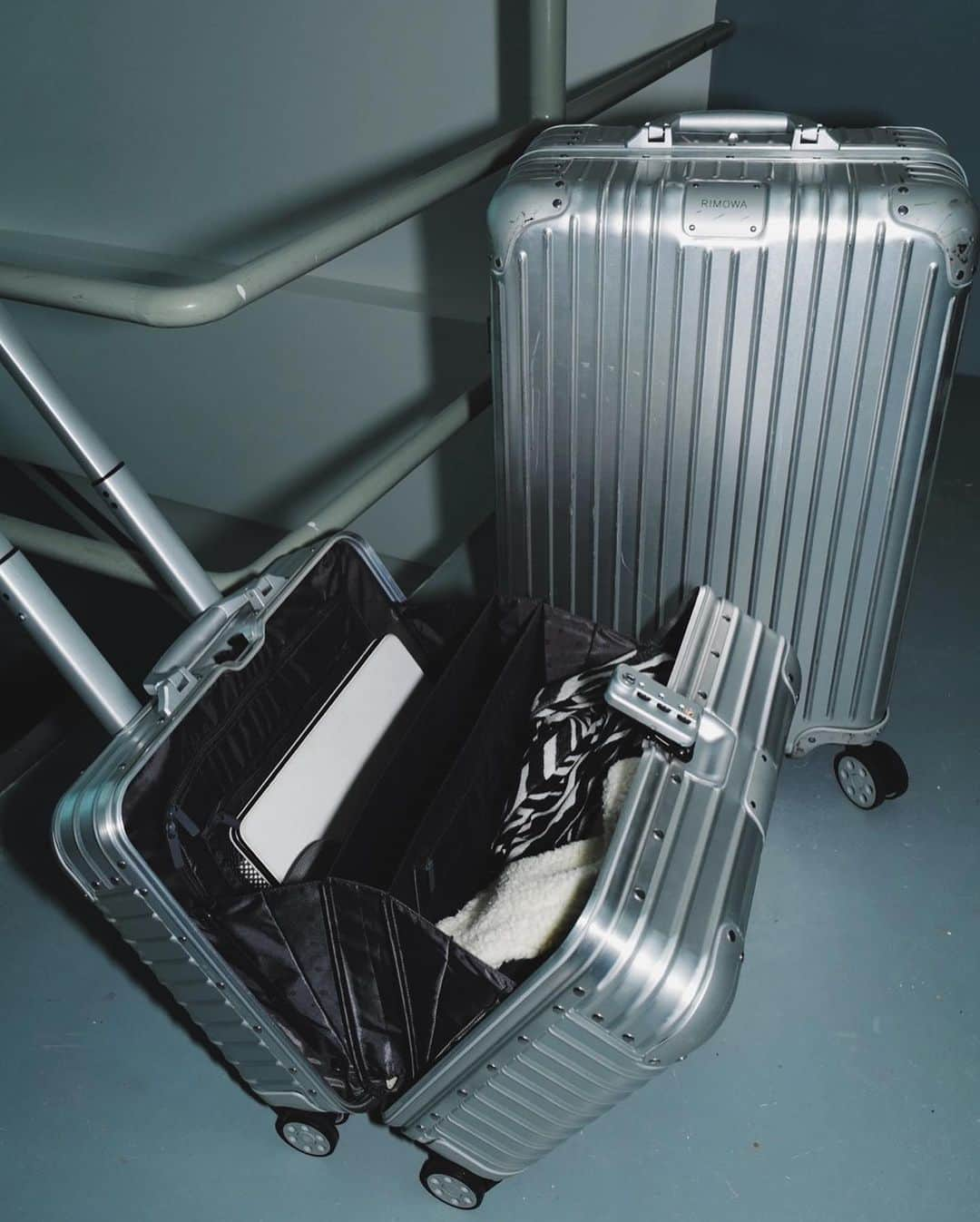 ヤシー・プレスマンさんのインスタグラム写真 - (ヤシー・プレスマンInstagram)「gotta catch a flight for my show tonight 🛩️ ~  new baby bag with me to add to the @rimowa collection at home 🤍  see yall at the Lapu-Lapu Hoops Dome tonight 😚」11月18日 17時56分 - yassipressman