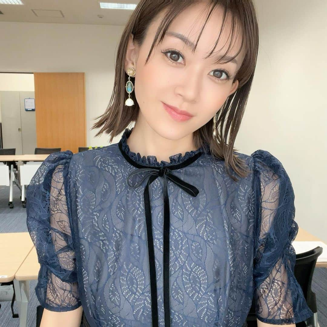 岡部玲子さんのインスタグラム写真 - (岡部玲子Instagram)「本日の衣装とヘアアレンジ✨  大好きな(@leja__official )さんの ネイビーワンピース✨ ちょっとレトロな雰囲気と上品さがあって好き💙  (@abiste_official )さんのイヤリングは 天然石のもの💎✨ 存在感があり流石です🥹  髪の毛は 前髪薄めの 外はねダウンスタイル✨  この感じの前髪は 自分でやると なんだかしっくりこないのですが プロにやって頂くと いい感じになるからすごい🥹  今日も私を作り上げてくださった皆様に 感謝です✨  本日の🏇は  #がっつりマイナス  #つぎ足してマイナス  もう最悪に負けました😂  明日頑張ろう💪  急激に寒くなって 体調を崩していらっしゃる方も多いですね💦  皆様もお気をつけください‼️  本日もご視聴頂きました皆様✨ ありがとうございました🙏✨  良い週末をお過ごしください☺️  #岡部玲子 #タレント　#レポーター　#競馬　#競馬キャスター #グリーンチャンネル　#生放送　#競馬中継　#衣装　#ヘアアレンジ　#アクセサリー　#tvshow #hairarrange #dress #accessories #🏇」11月18日 17時56分 - reiko_okabe