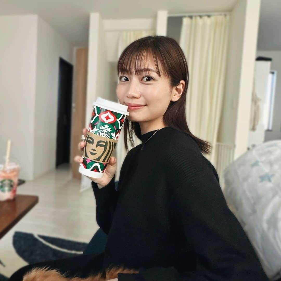 村上奈菜さんのインスタグラム写真 - (村上奈菜Instagram)「おうちカフェが1番落ち着く😹 気づいたらスタバもクリスマスになってて 街もイルミネーション🎄 1年早すぎるよ〜〜🥺」11月18日 17時48分 - murakami__nana