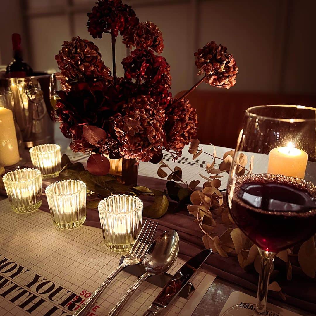 HOTEL EMANONのインスタグラム：「.  . 12/23~12/25<LUNCH/DINNER〉限定 Xmasコースご予約受付START!!  大切な人と過ごす 年に一度のクリスマス HOTELモチーフな当店で 二人だけの想い出に残るプランをご用意！  厳選された和牛内もも肉のグリリアや ずわい蟹のリゾット、季節野菜と旬魚介のカルパッチョなどこの日限りの特別なプランをお楽しみください！  ご予約お待ちしております！ #クリスマスディナー#クリスマス #コース料理」
