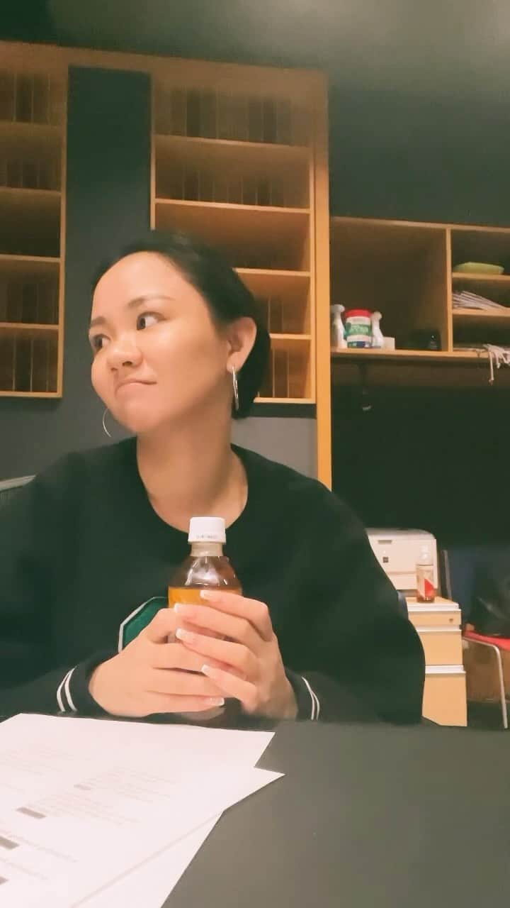 遥海のインスタグラム：「冗談抜きで最近ペットボトルのキャップ開けられない🤦🏻‍♀️笑 諦めない心大事😂 スタジオ作業終わり♡ いいものたちができました🥂」
