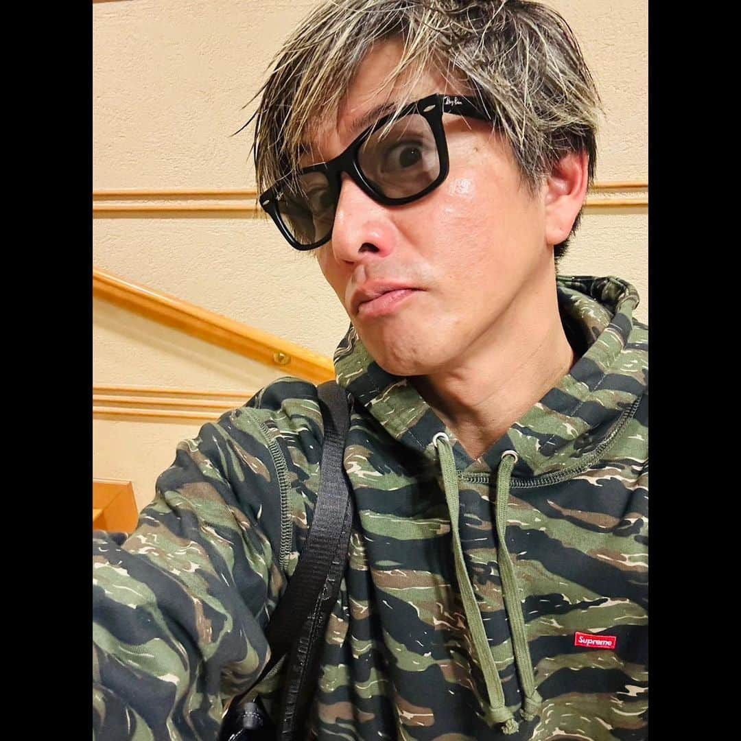 木村拓哉のインスタグラム：「⁡ ⁡ ⁡ 「犬達の後は、自分の身体を動かしに❕ 明日に向けて、ガッツリストレッチも。 陽が落ちると、ガクンと冷えますね…。 風邪などひかない様にしてくださいね。」 ⁡ 拓哉 #木村拓哉#TakuyaKimura」