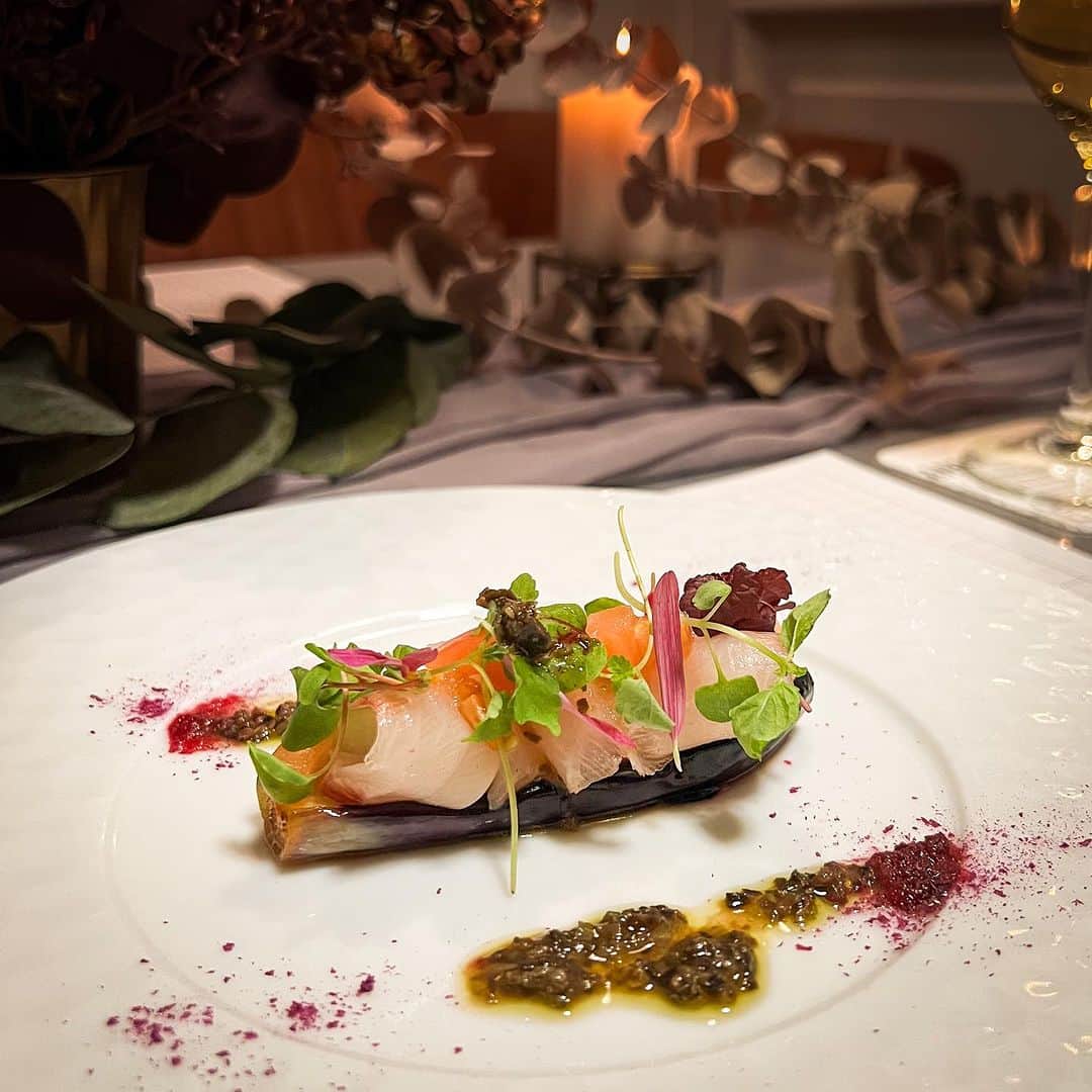 HOTEL EMANONのインスタグラム：「.  . 12/23~12/25<LUNCH/DINNER〉限定 Xmasコースご予約受付START!!  大切な人と過ごす 年に一度のクリスマス HOTELモチーフな当店で 二人だけの想い出に残るプランをご用意！  厳選された和牛内もも肉のグリリアや ずわい蟹のリゾット、季節野菜と旬魚介のカルパッチョなどこの日限りの特別なプランをお楽しみください！  ご予約お待ちしております！ #クリスマスディナー#クリスマス #コース料理#渋谷」