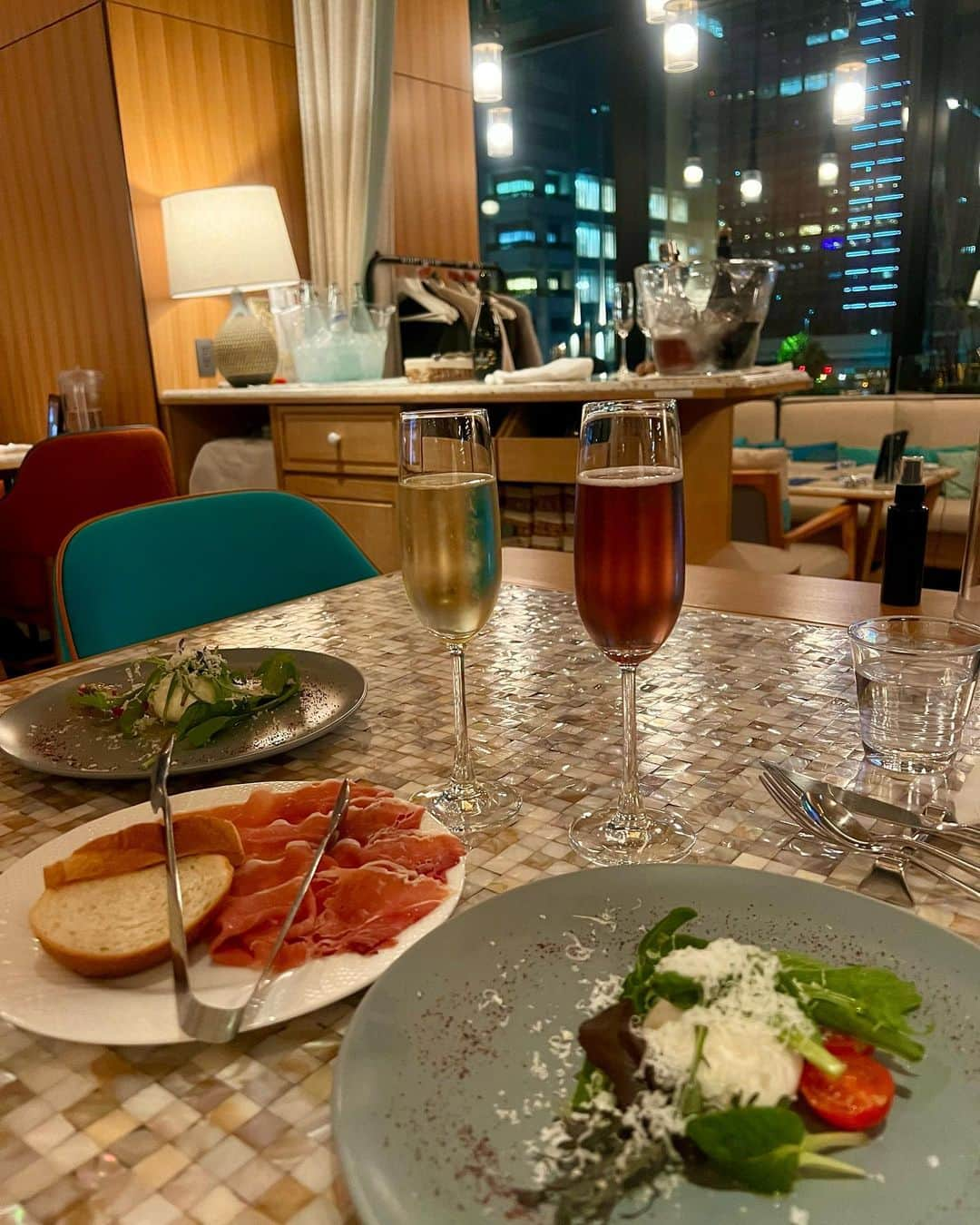 のののインスタグラム：「ノンアルコール🥂 ディナーは前からテラス席もお洒落で気になっていたBrianza Tokyoへ🍴（もう寒いので室内を選択）  名物のトリュフと卵のオーブン焼き美味しかった  #brianzatokyo #ブリアンザ東京#ブリアンザトーキョー#東京ディナー#東京グルメ#東京イタリアン#東京ランチ#東京駅ディナー#東京益グルメ#大手町グルメ#大手町ディナー#大手町イタリアン#丸の内グルメ#丸の内ランチ#丸の内ディナー」