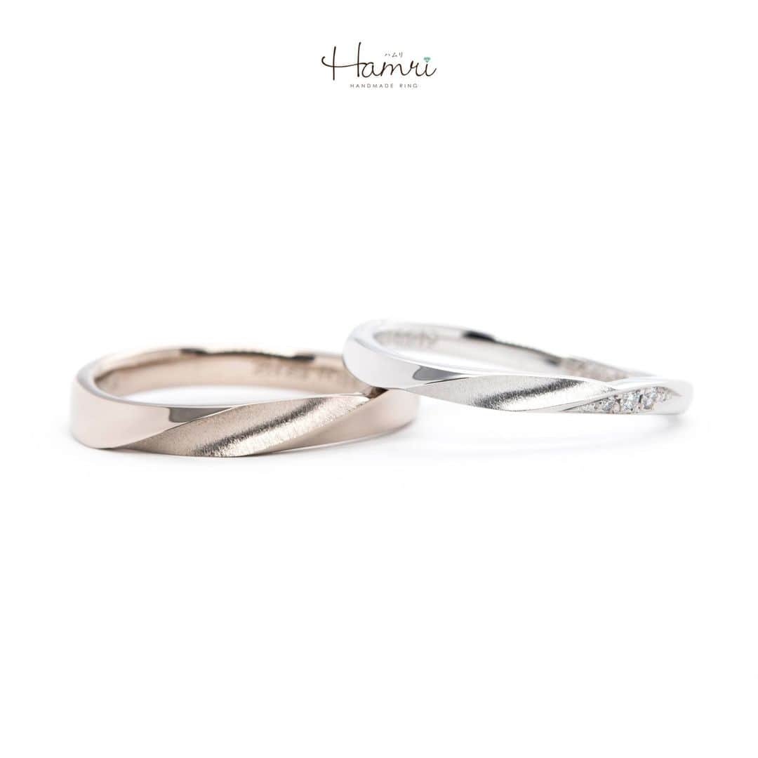 結婚指輪・婚約指輪『Hamri(ハムリ)』さんのインスタグラム写真 - (結婚指輪・婚約指輪『Hamri(ハムリ)』Instagram)「【ふたひねりの指輪をご紹介です】  指先を綺麗に魅せてくれるウェーブの形をベースに ふたひねりのデザインをお作りいただきました！  ご新郎様はシャンパンゴールド、 ご新婦様はプラチナをお選びいただいております。  ひねりの真ん中にはダイヤポイント加工を施し、 艶感とのコントラストを際立たせています。  ご新婦様の指輪には ひねりのラインに沿うようにダイヤモンドを3石お留めして、 控えめな華やかさが素敵な、女性らしいデザインに仕上がりました♡  内側にはお二人の記念日とイニシャルが刻印され、 お二人のこだわりが詰まった特別な指輪が完成いたしました！  ご結婚おめでとうございます！  💓ふたりらしい指輪と想い出を💓 @hamri_omotesando ==========================  ♦︎♢作成中の写真や動画を撮影、全データプレゼント♢♦︎  DMやLINEでのご相談お待ちしております♥ ⇒@hamri_omotesando  ❁・❁・❁・❁・❁・❁・❁・❁・❁・❁・❁  ＊セットリング5%OFF＊  @hamri_omotesando  Hamri「ハムリ」  〒150-0001 東京都渋谷区神宮前5-11-11 2F  tel 0120-121-175 hp https://hamri.jp/  open 11:00〜19:00 close 火/水　祝日営業  ❁・❁・❁・❁・❁・❁・❁・❁・❁・❁・❁  #手作り結婚指輪 #手作り婚約指輪 #結婚指輪#マリッジリング #エンゲージリング #プレ花嫁 #Hamri #Hamri表参道 #オーダーメイドリング #鋳造 #ブライダルリング #ペアリング #鎚目リング #プラチナリング #ピンクゴールド #シャンパンゴールド #ゴールドリング #コンビネーションリング #2023wedding #2023春婚 #2023夏婚 #プレ花嫁準備 #プレ花嫁と繋がりたい #結婚指輪探し #結婚指輪選び #結婚準備 《Hamri検索タグ》  #hamriデザイン #hamri指輪作り #hamri花嫁」11月18日 17時53分 - hamri_omotesando