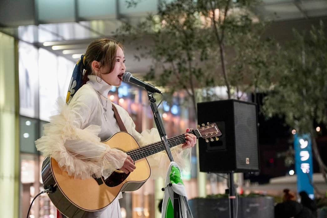 伊藤菜々子のインスタグラム：「11/16(木)はフリーライブ！ 浜松ソラモさんでライブでした！ 寒い中ありがとうございました😆✨ 流石の私も、衣装冬仕様に🤭笑  ブログ↓ https://ameblo.jp/sevenana0215/entry-12829155235.html」