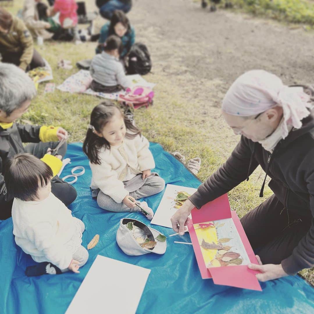 KIKIさんのインスタグラム写真 - (KIKIInstagram)「アトリエアルノー🎨✨ 鎌倉の広くて野生的な公園で開催される 子どものためのアートの集まりに時々参加している  今回の作ったのは 想像上のワンシーンを落ち葉やパステルを使って表現するというもの 前回から参加し始めた末娘はまだいろいろ好き放題で つい親の手が出てしまうけど 皆と一緒にできるのがうれしそう  風が強かったけど 気持ちのいい一日 皆で歩く長い散歩も 秋の落とし物がたくさんあって楽しかった🍂 #アトリエアルノー」11月18日 17時54分 - kiki_campagnepremiere