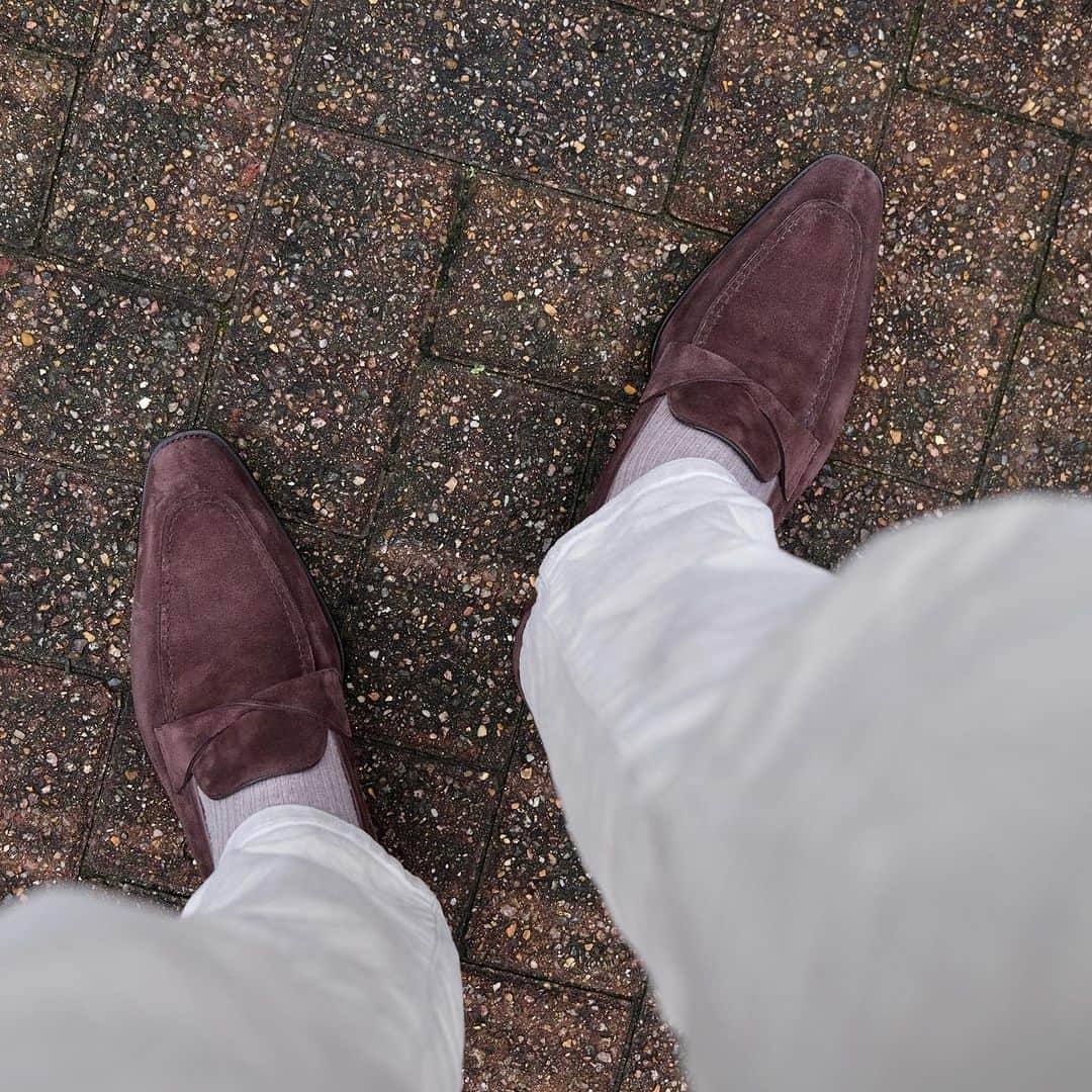 ガジアーノ&ガーリングのインスタグラム：「Always nice to see clients sharing pics with us of their new shoes!  @mystery_shore wearing his new MTO Antibes in Mole Suede on the Sq Deco last..  #ggantibes #gazianogirling #loafers #ggmolesuede #mensshoes #madeinengland」