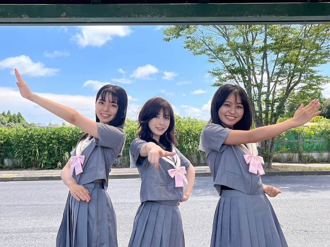 のインスタグラム：「映画『学園探偵薔薇戦士』 先日無事上映されました🌹 監督さんからオファーを頂きメインキャストの白鳥果林役に抜擢して頂けてとても光栄でした✨ 撮影は夏で、舞台の稽古期間と重なっていたので大変でしたが、演じることが大好きな私はこの時間がとても楽しく貴重で学びの時間となりました。 共演者の皆様も本当に素敵な方達ばかりで撮影で一緒に過ごす時間も長かったので家族のような存在でした。 現代社会の闇を学園探偵薔薇戦士がバラしていくストーリー。 その作品を見て下さった皆様に作品に込められた思いが届いていますように💫  当日は舞台挨拶に登壇出来ず直接映画についてお話することが出来なかったのですが、この作品に携わり白鳥果林役を演じれたことに感謝の気持ちでいっぱいです。 この作品が沢山の皆様の目に触れ心に届きますように✨  #松島かのん #制コレ22 #準グランプリ #女優 #映画 #学園探偵薔薇戦士 #白鳥果林 #セーラー服 #黒髪 #愛媛 #jk #ljk #17歳 #06 #follow #followme」