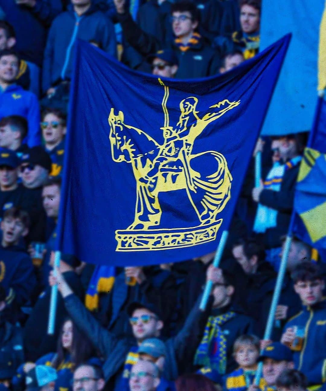 エラス・ヴェローナFCのインスタグラム：「💛💙  𝐕𝐄𝐑𝐎𝐍𝐀-𝐋𝐄𝐂𝐂𝐄 ➡️ info biglietti su hellasverona.it, la vendita apre lunedì 🟡🔵」