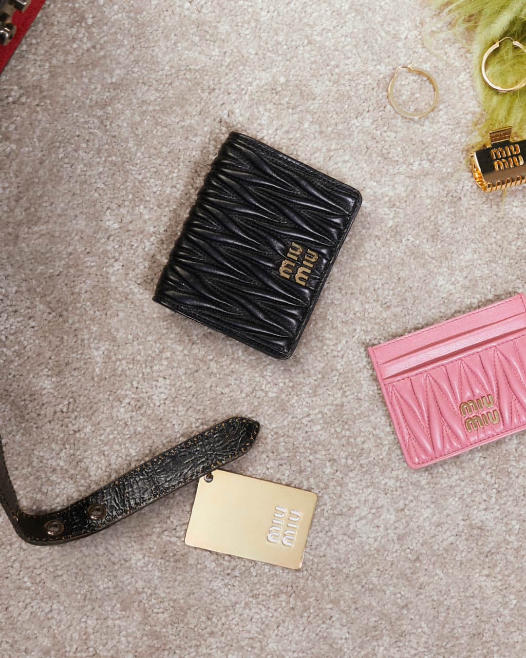 のインスタグラム：「Miu Miu Holiday Gifting includes small accessories in signature matelassé leather.   Photographed by @Annemarie.Kuus. Creative direction by @EdwardQuarmby.   #MiuMiuHoliday」